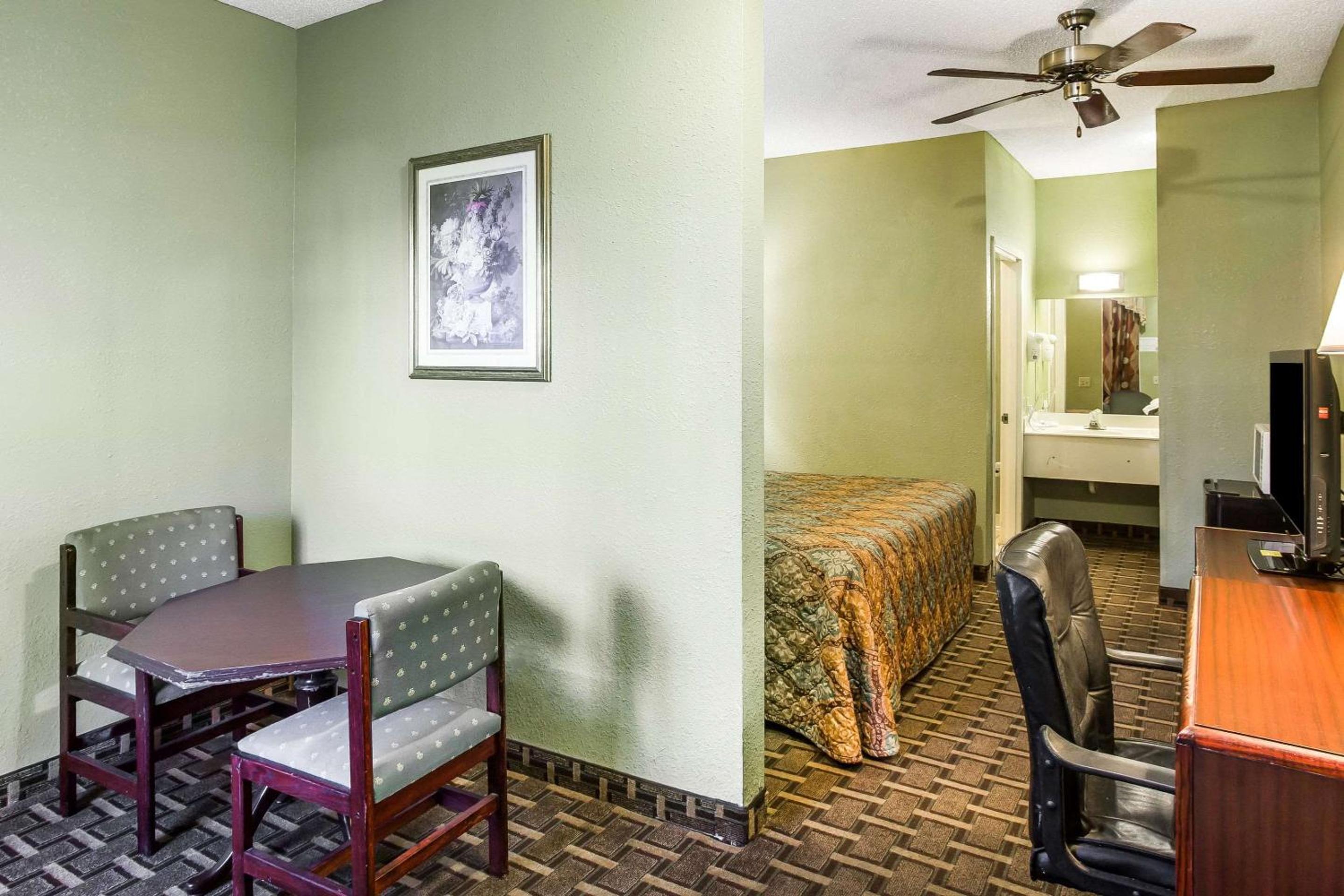 Smyrna Vacations - Rodeway Inn  Suites - Property Image 8
