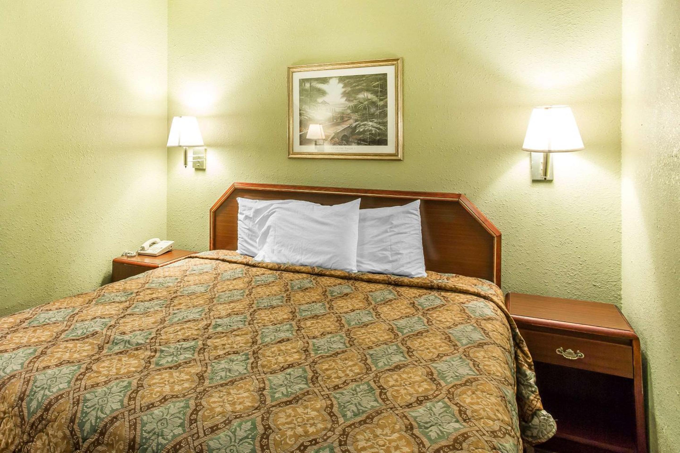 Smyrna Vacations - Rodeway Inn  Suites - Property Image 4
