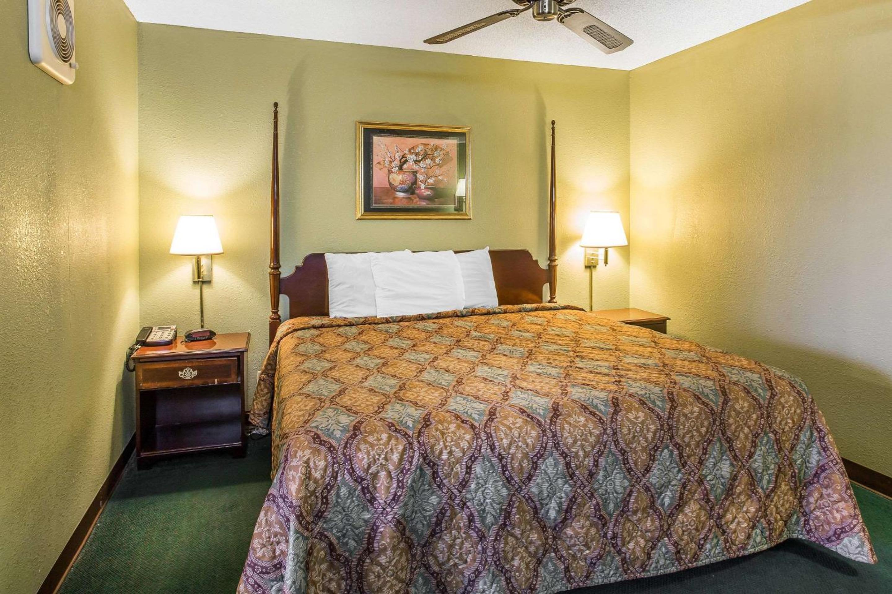 Smyrna Vacations - Rodeway Inn  Suites - Property Image 3