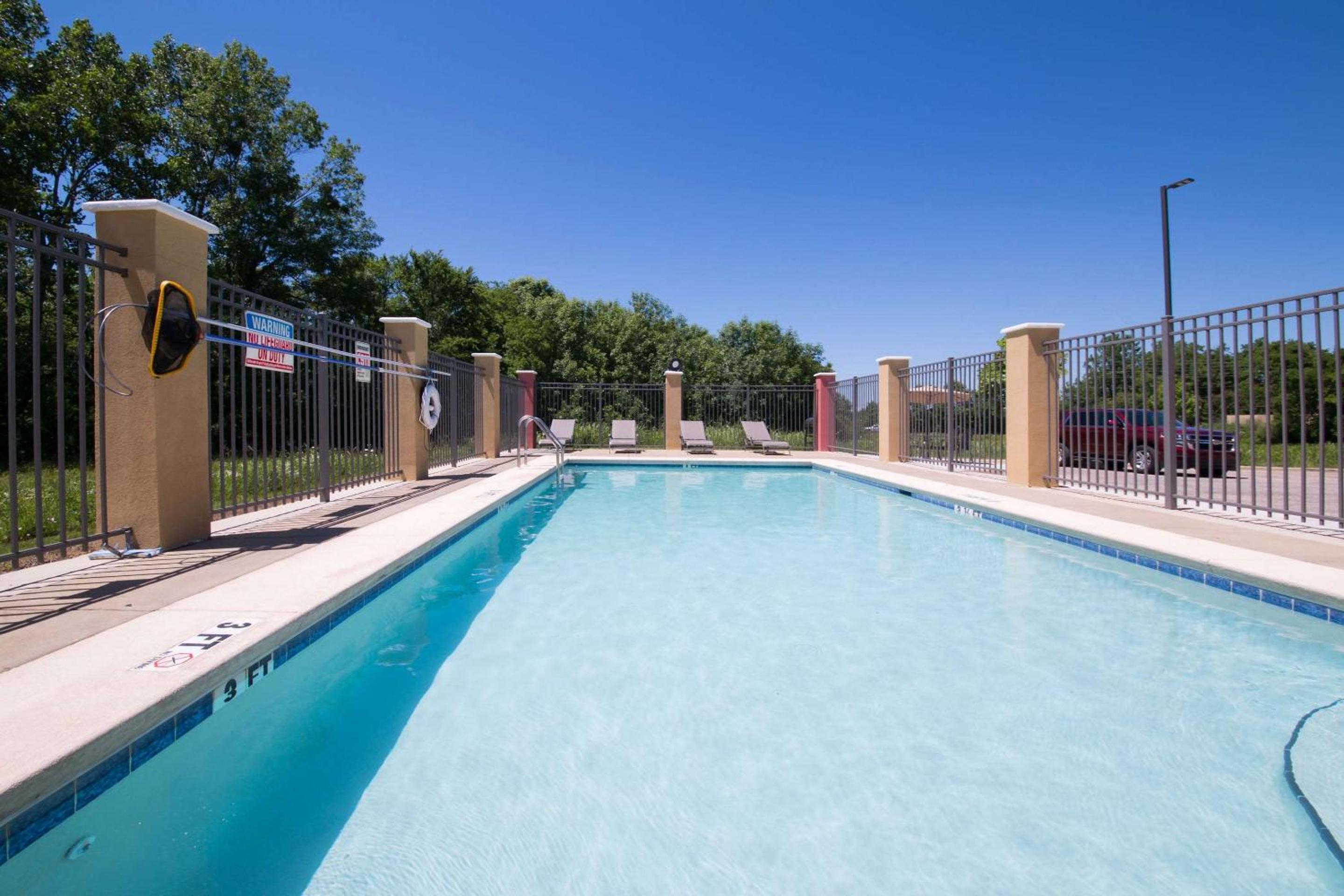Montgomery Vacations - Comfort Suites Airport South - Property Image 3