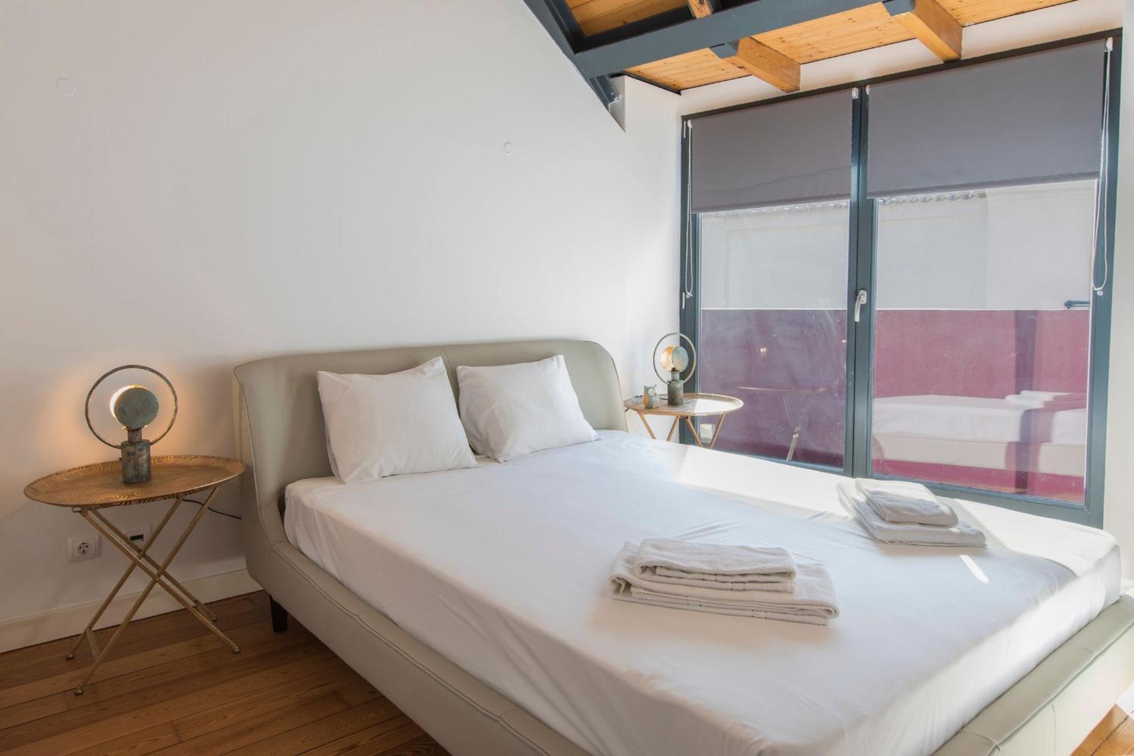 Bairro Alto Stunning Flat With Balcony by LovelyStay