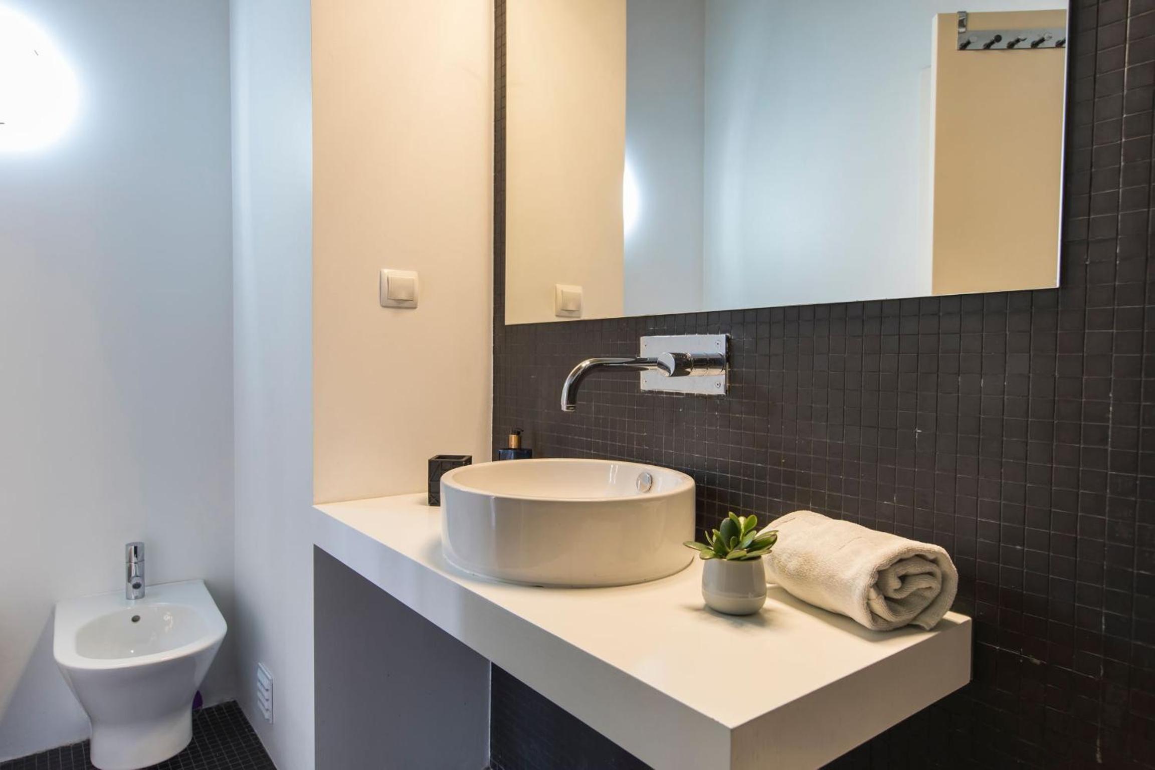Bairro Alto Stunning Flat With Balcony by LovelyStay