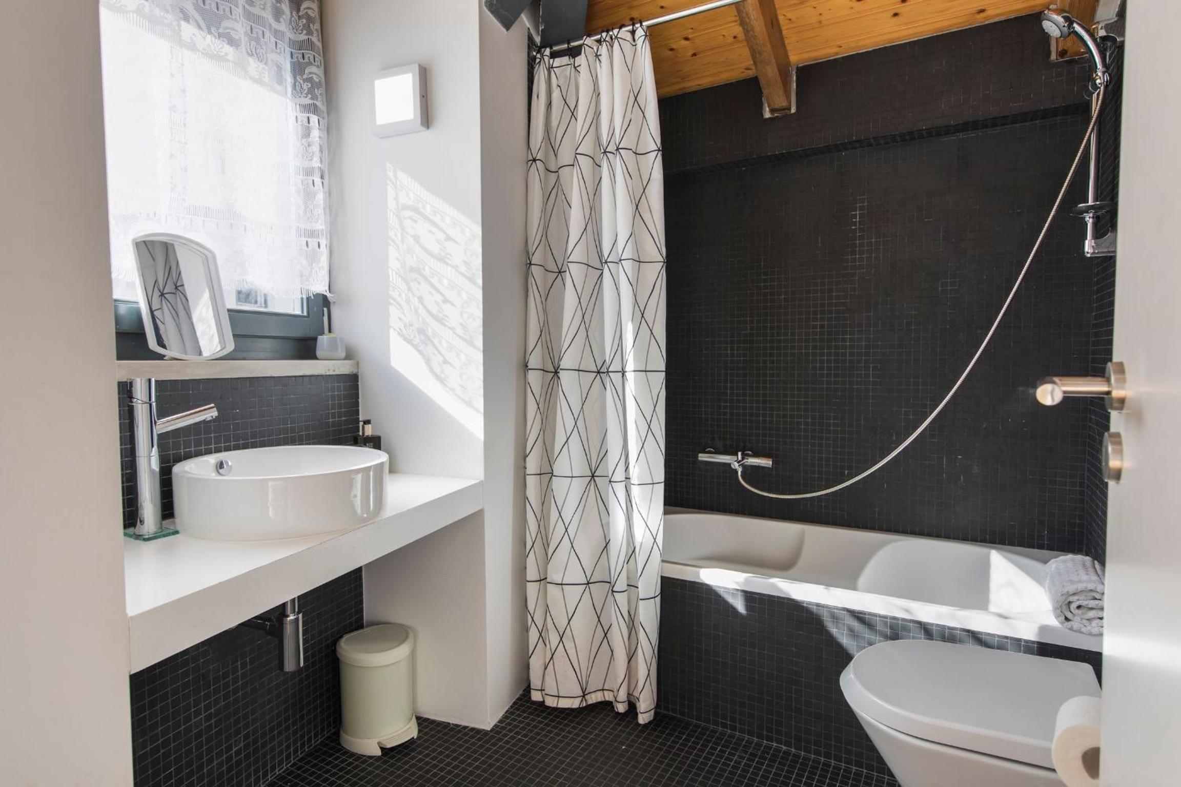 Bairro Alto Stunning Flat With Balcony by LovelyStay