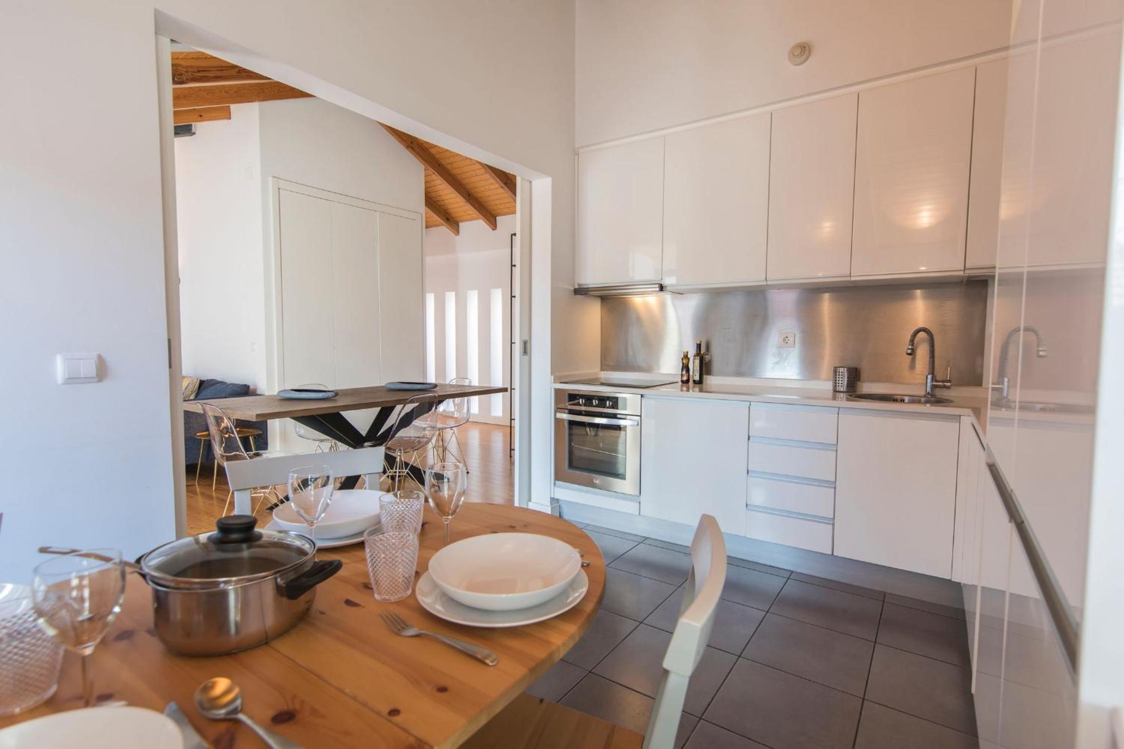 Bairro Alto Stunning Flat With Balcony by LovelyStay