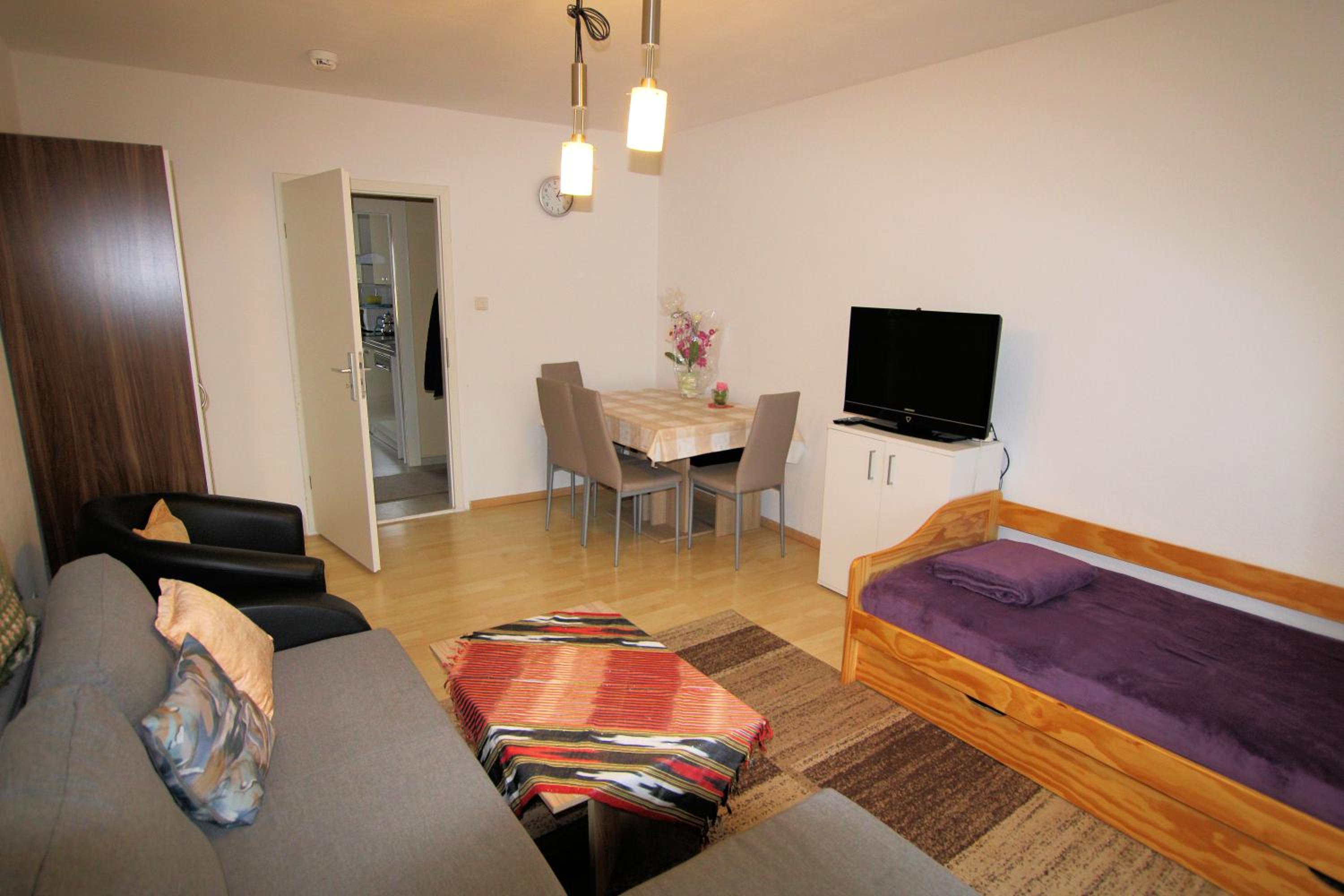 Private Apartment - Mittelfeld view 4