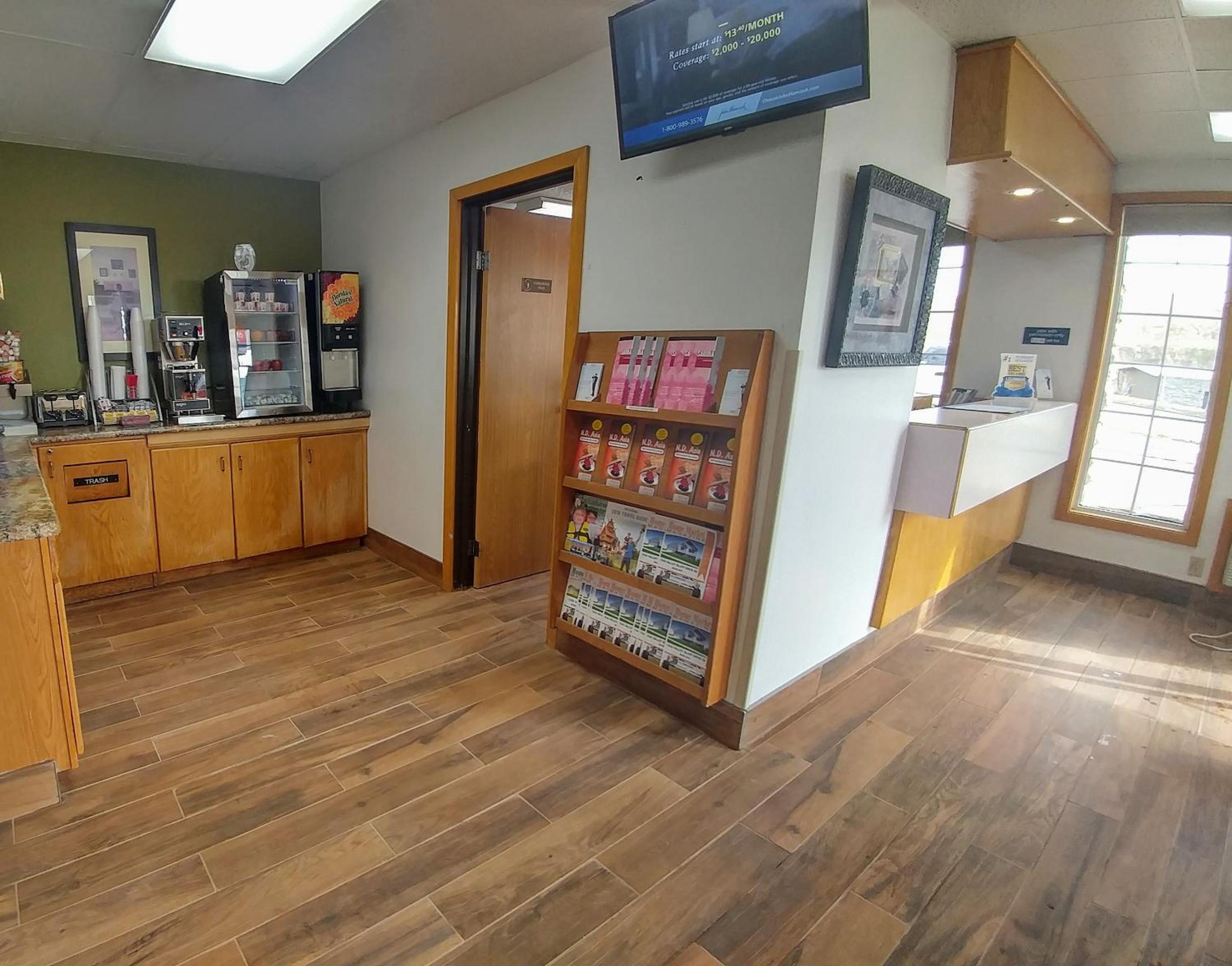 Super 8 by Wyndham Minot Airport view 4