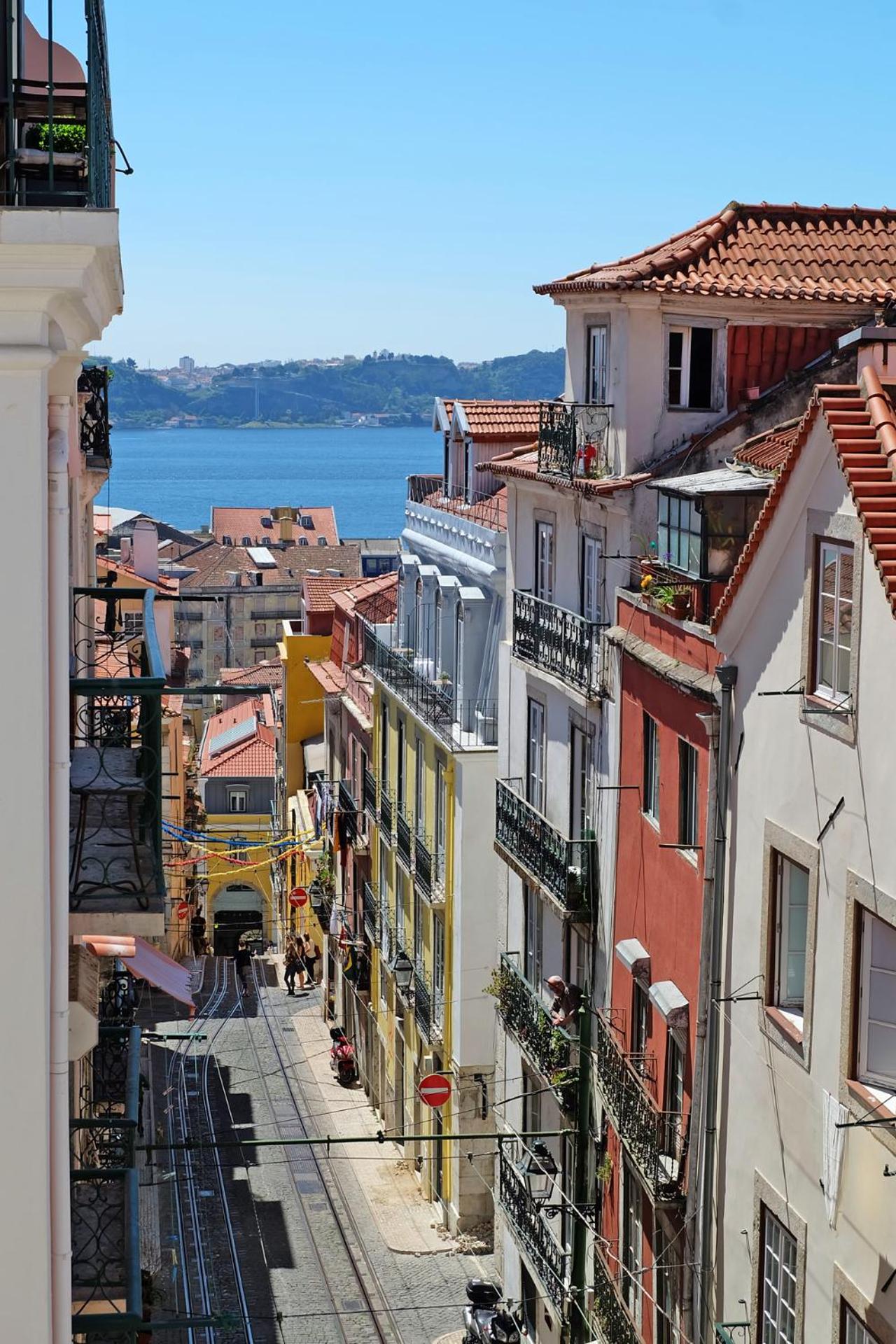 BL Lovely & Cosy 3BR Flat on Iconic Bica Street with River View view 4