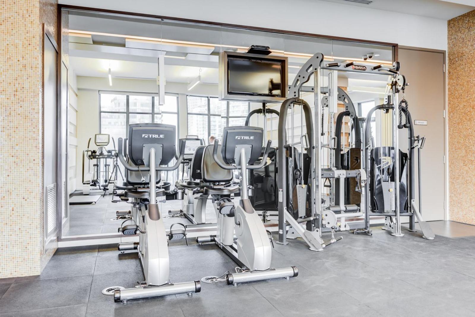 CHOL Furnished Suites Heart of Downtown Toronto, 2 Beds, Free Parking, CN Tower View - Image 3