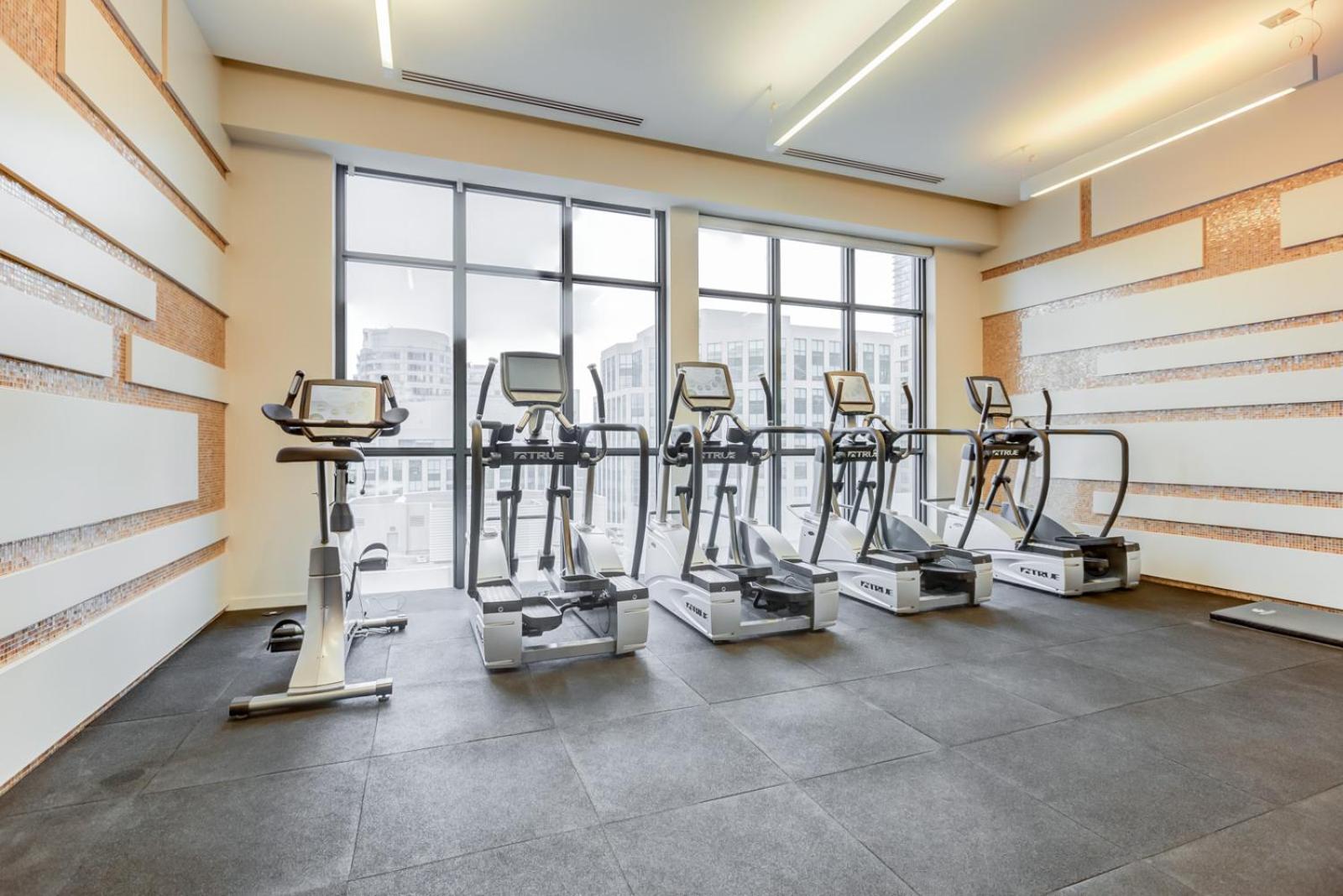 CHOL Furnished Suites Heart of Downtown Toronto, 2 Beds, Free Parking, CN Tower View - Image 2