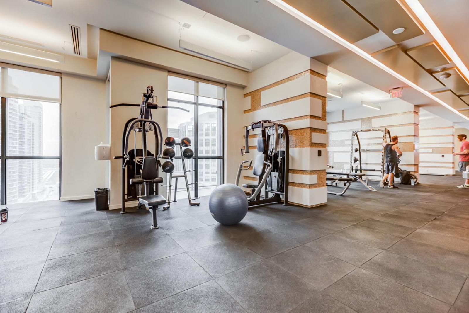 CHOL Furnished Suites Heart of Downtown Toronto, 2 Beds, Free Parking, CN Tower View - Image 4