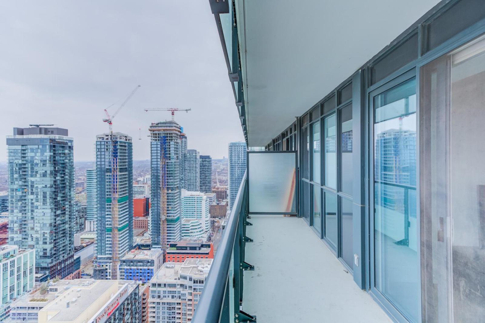 Chol Suites Chic 2bed Downtown Toronto Condo Unobstructed CN Tower View MTCC Rogers Centre Blue Jays Free Parking - Image 4