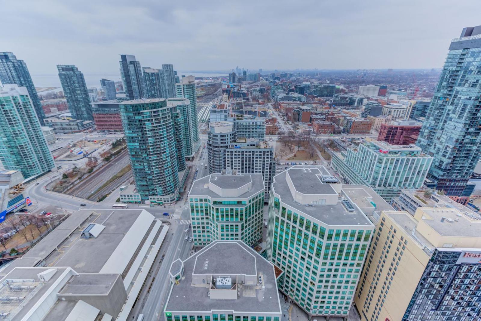 Chol Suites Chic 2bed Downtown Toronto Condo Unobstructed CN Tower View MTCC Rogers Centre Blue Jays Free Parking - Image 5