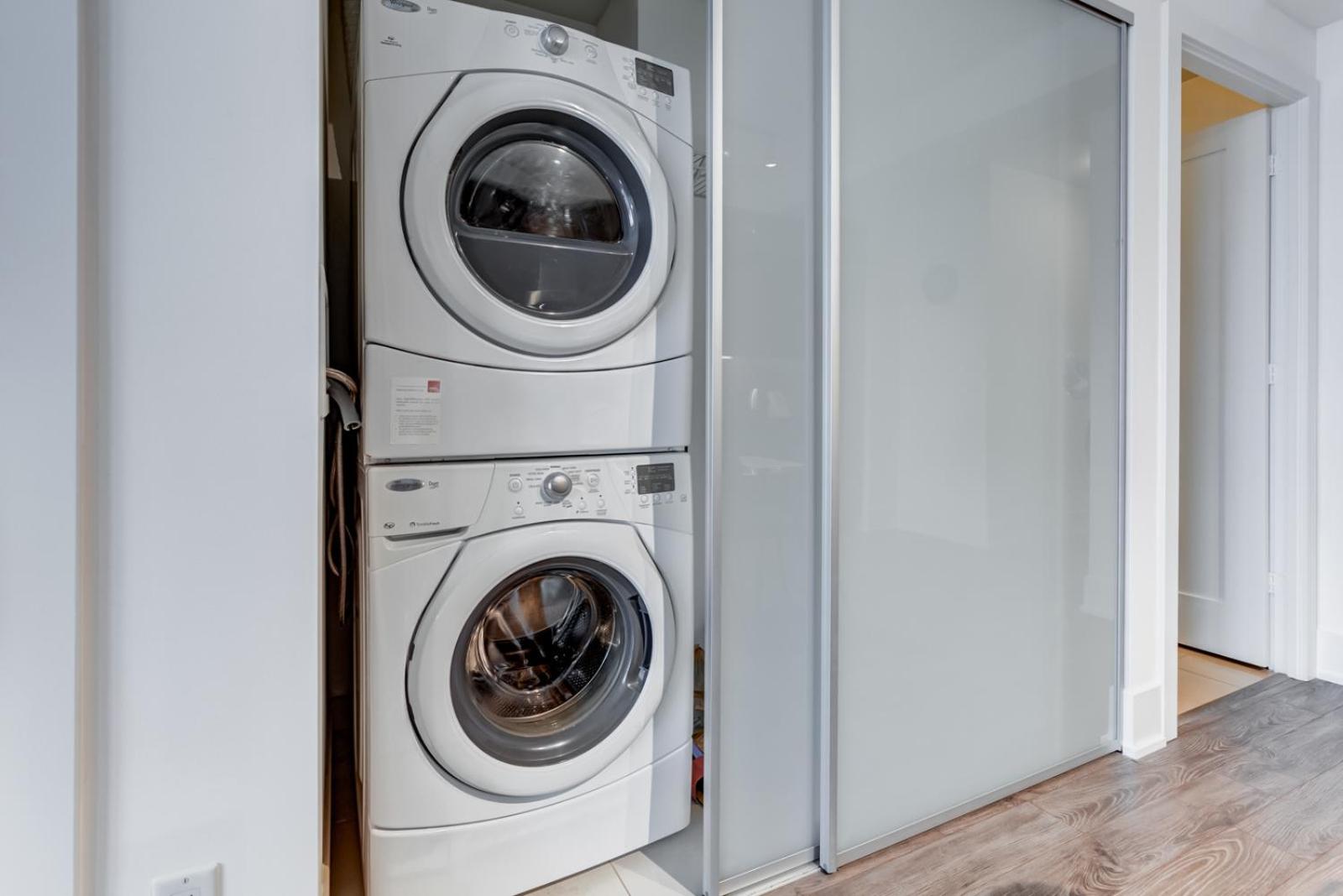 CHOL Furnished Suites Heart of Downtown Toronto, 2 Beds, Free Parking, CN Tower View - Image 5