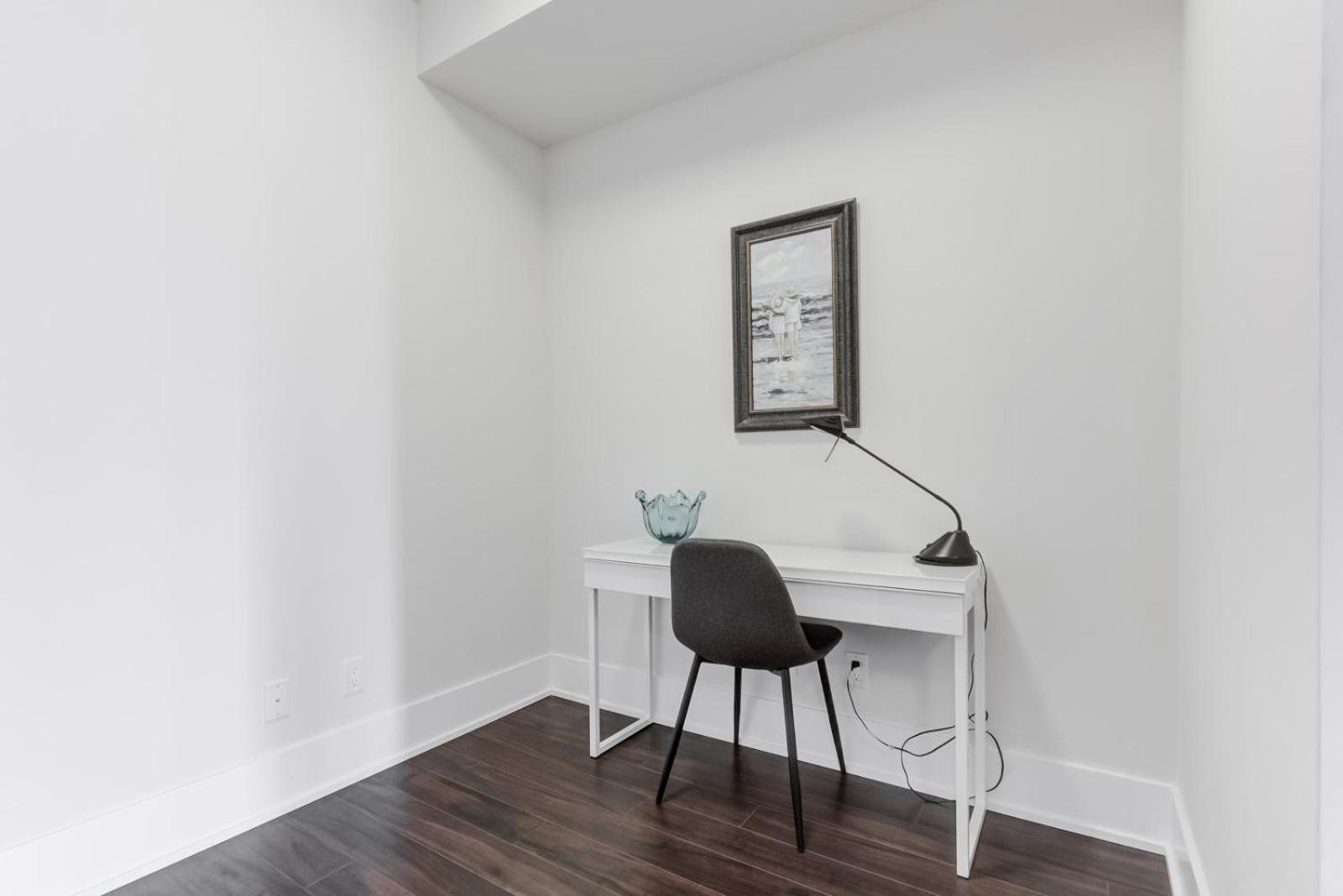 Chol Furnished Suites 2 Bedrooms Downtown Toronto Million Dollar CN Tower View MTCC Rogers Centre Blue Jays TIFF Free Parking