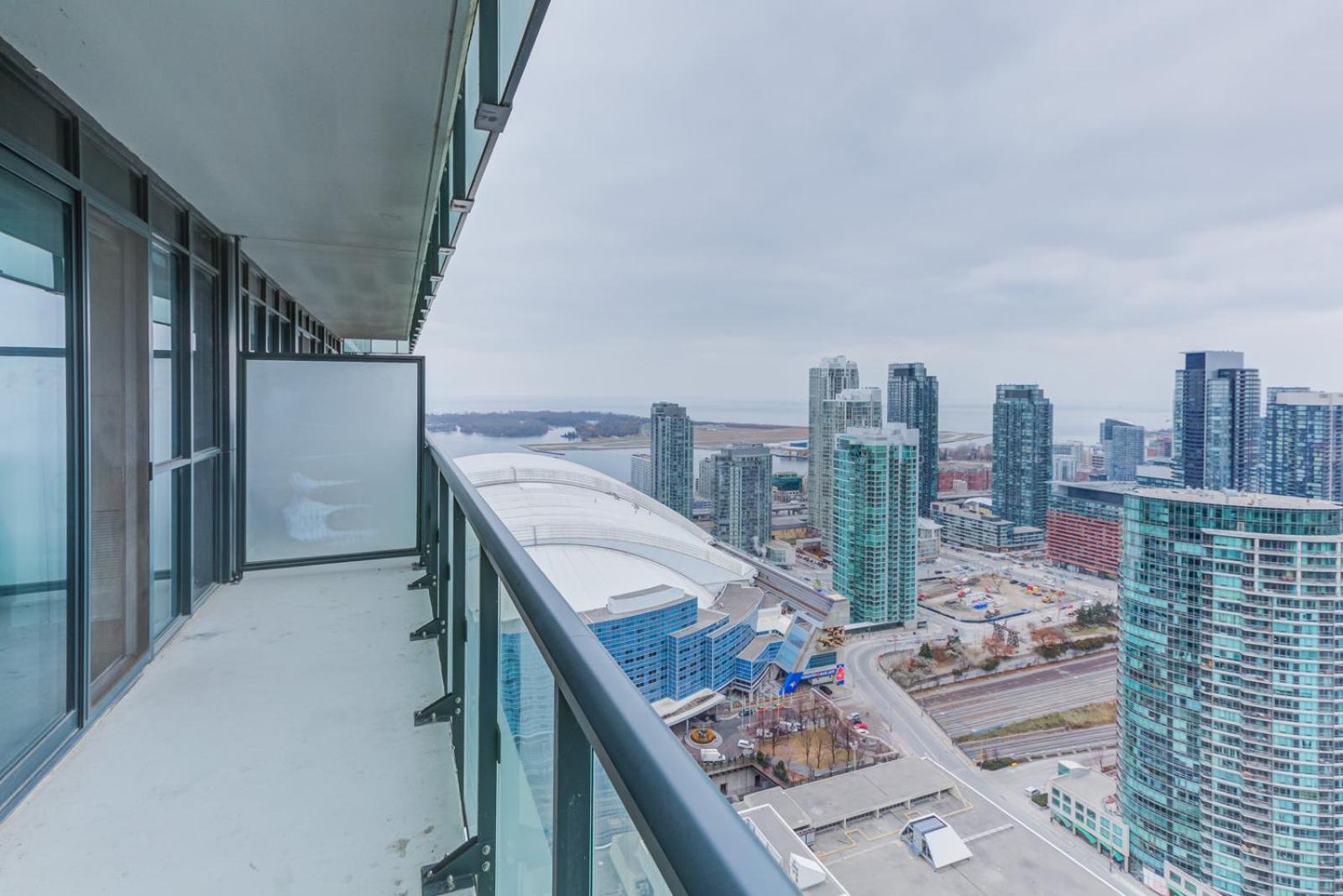 Chol Furnished Suites 2 Bedrooms Downtown Toronto Million Dollar CN Tower View MTCC Rogers Centre Blue Jays TIFF Free Parking