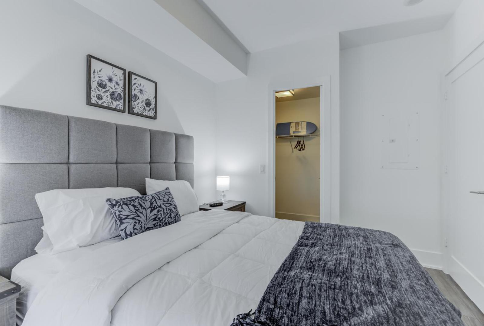 Chol Furnished Suites 2 Bedrooms Downtown Toronto Million Dollar CN Tower View MTCC Rogers Centre Blue Jays TIFF Free Parking