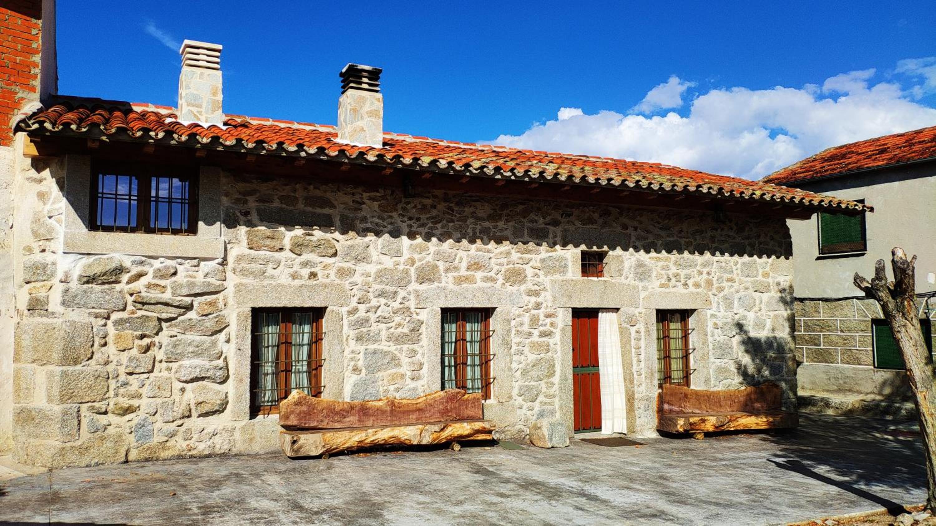 La Cantina casas rurales paredes view 3