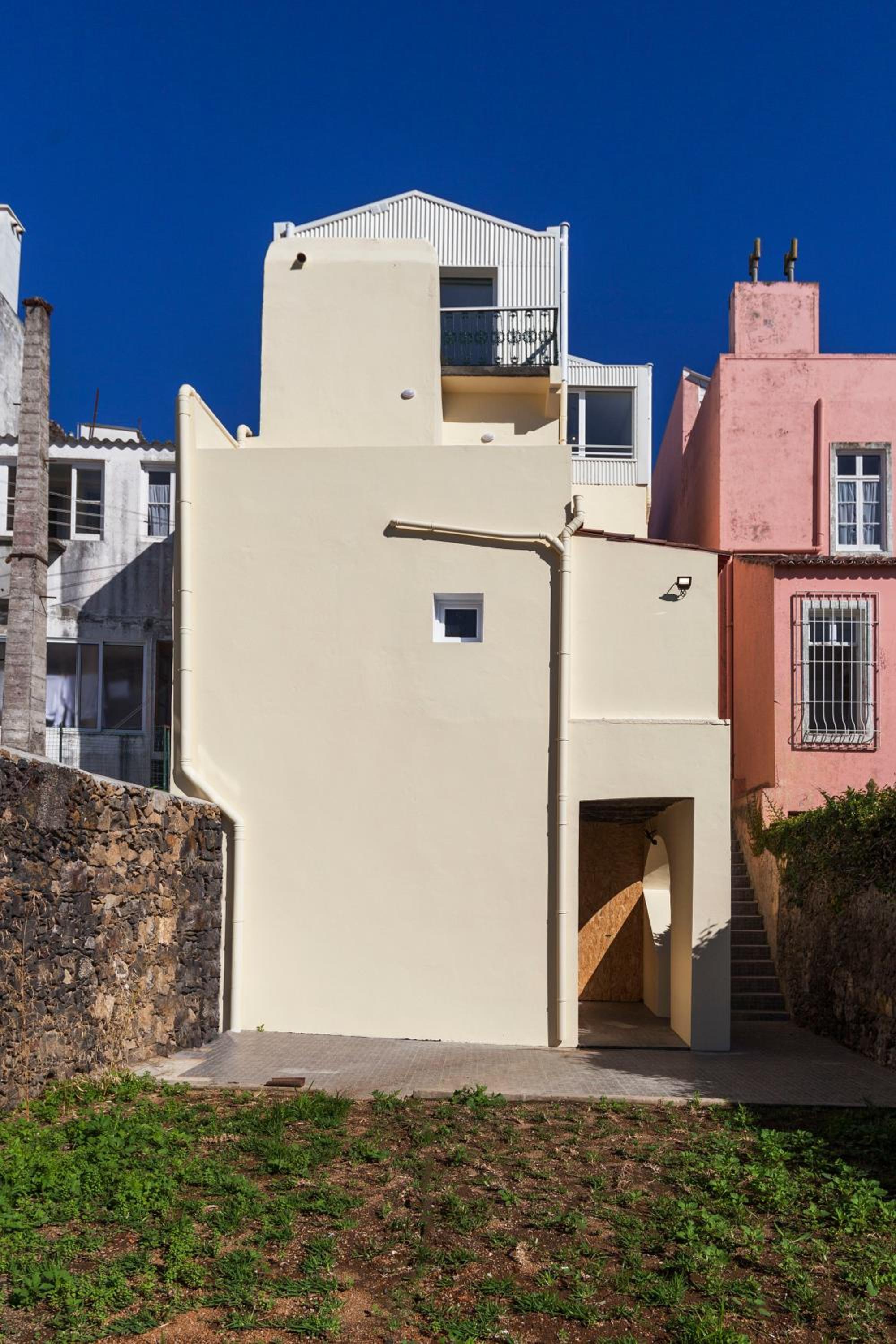 Hotel A Bica Hostel - Image 1