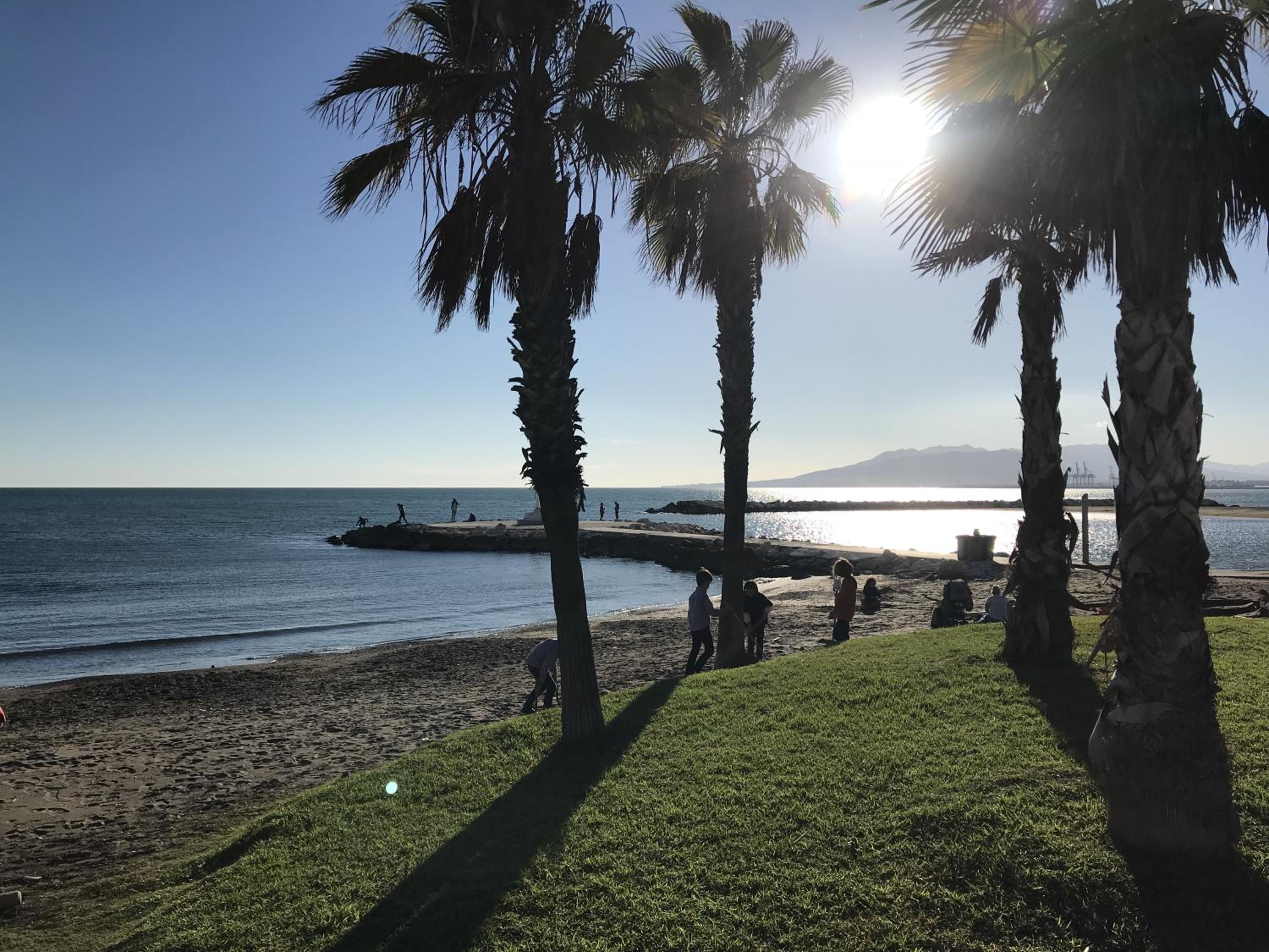 Malaga Beach House, 2 city bikes, 2 children's bikes, WiFi, BIG terrace, BBQ, Family, Childfriendly