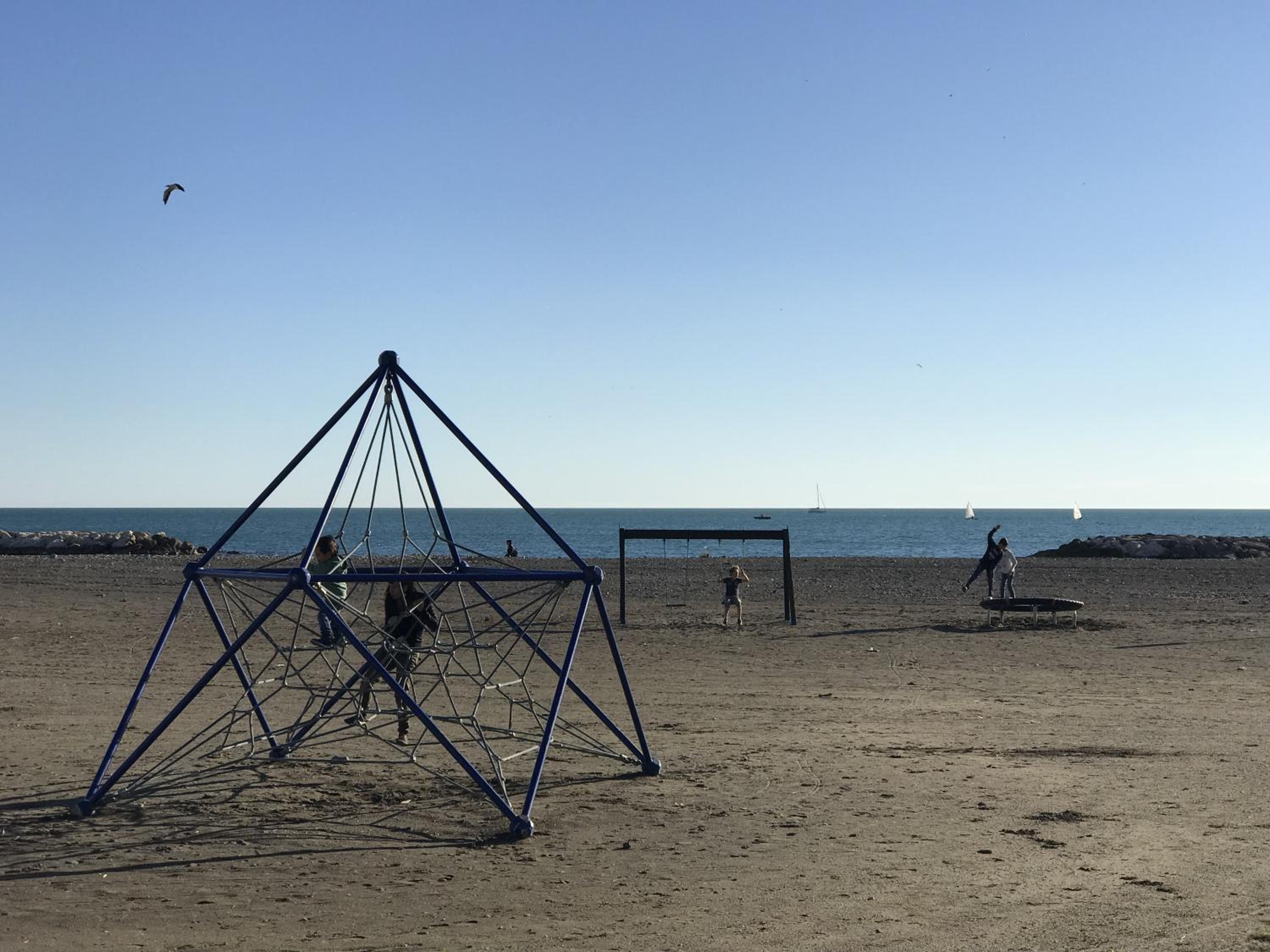 Malaga Beach House, 2 city bikes, 2 children's bikes, WiFi, BIG terrace, BBQ, Family, Childfriendly