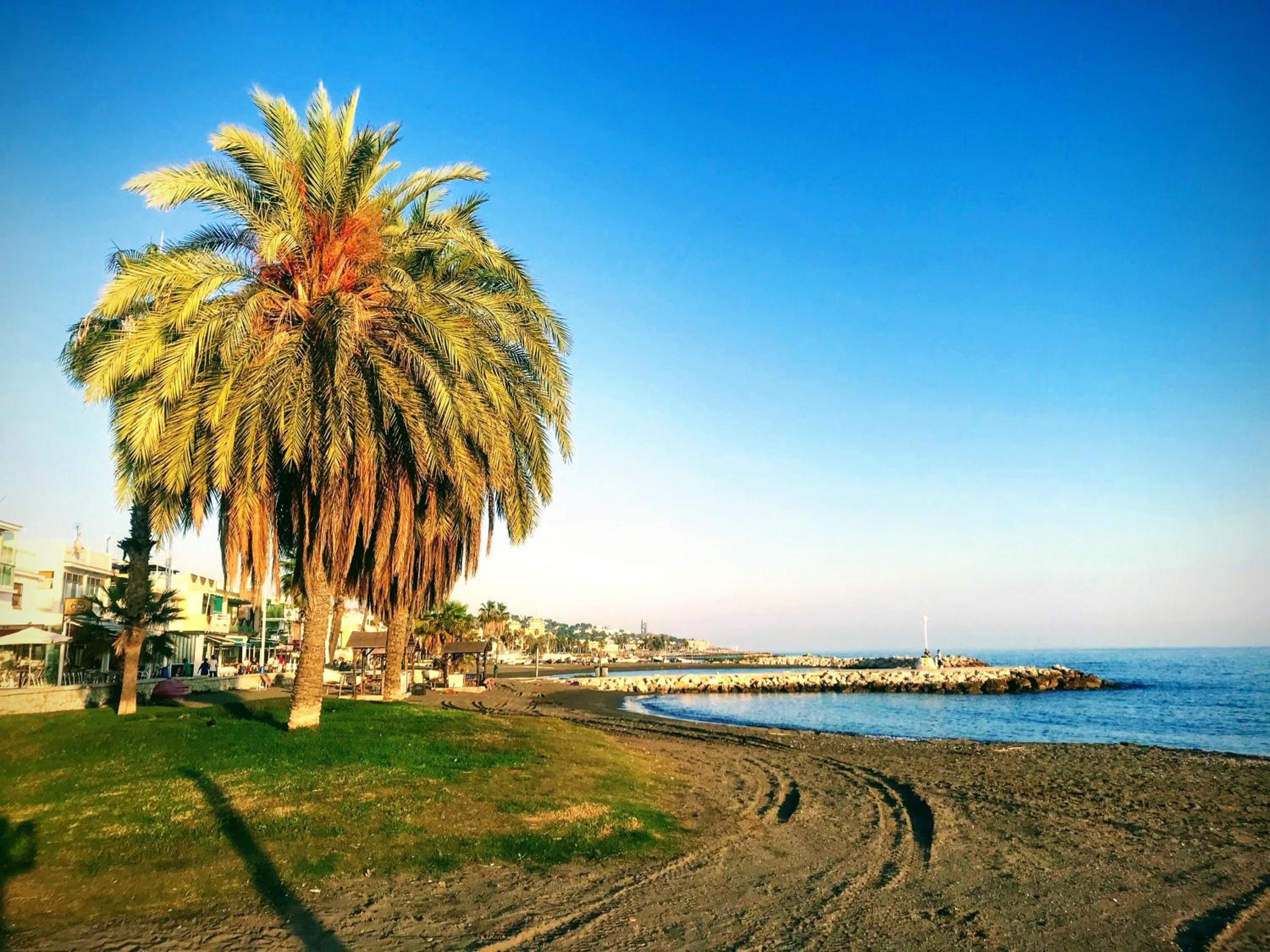 Malaga Beach House, 2 city bikes, 2 children's bikes, WiFi, BIG terrace, BBQ, Family, Childfriendly
