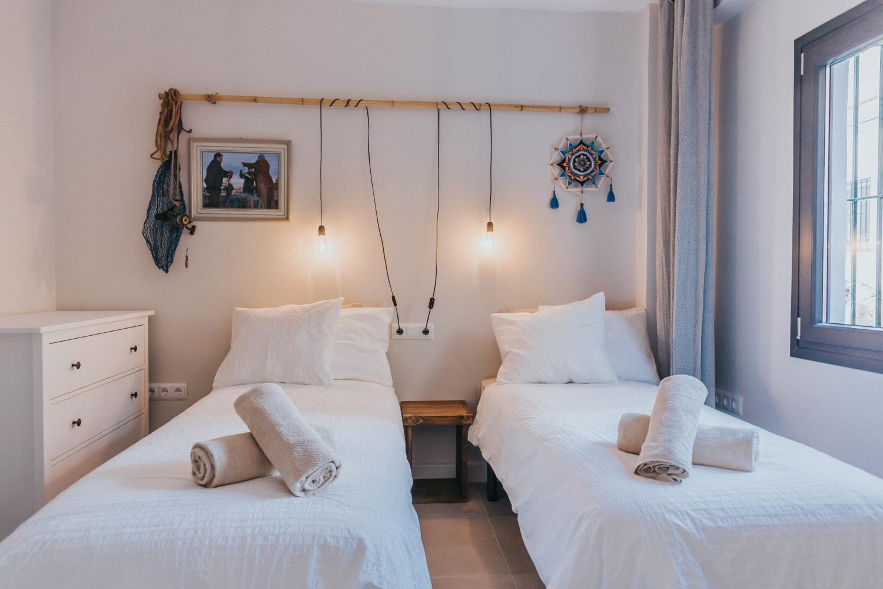 Malaga Beach House, 2 city bikes, 2 children's bikes, WiFi, BIG terrace, BBQ, Family, Childfriendly