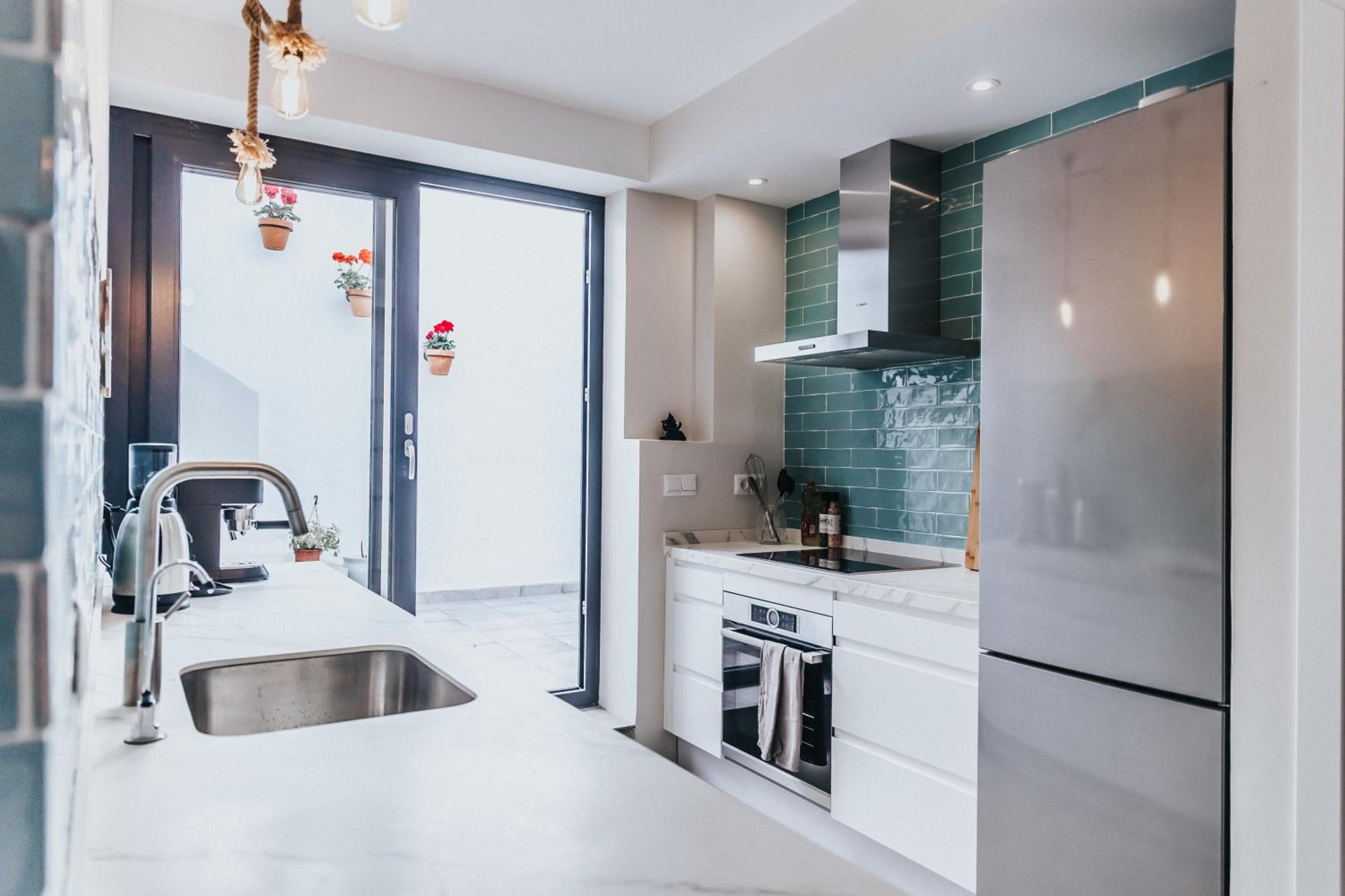 Malaga Beach House, 2 city bikes, 2 children's bikes, WiFi, BIG terrace, BBQ, Family, Childfriendly