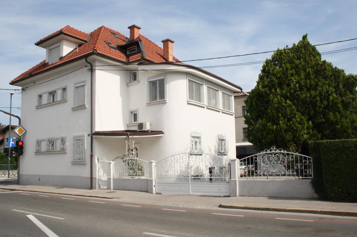 Kavon Apartments