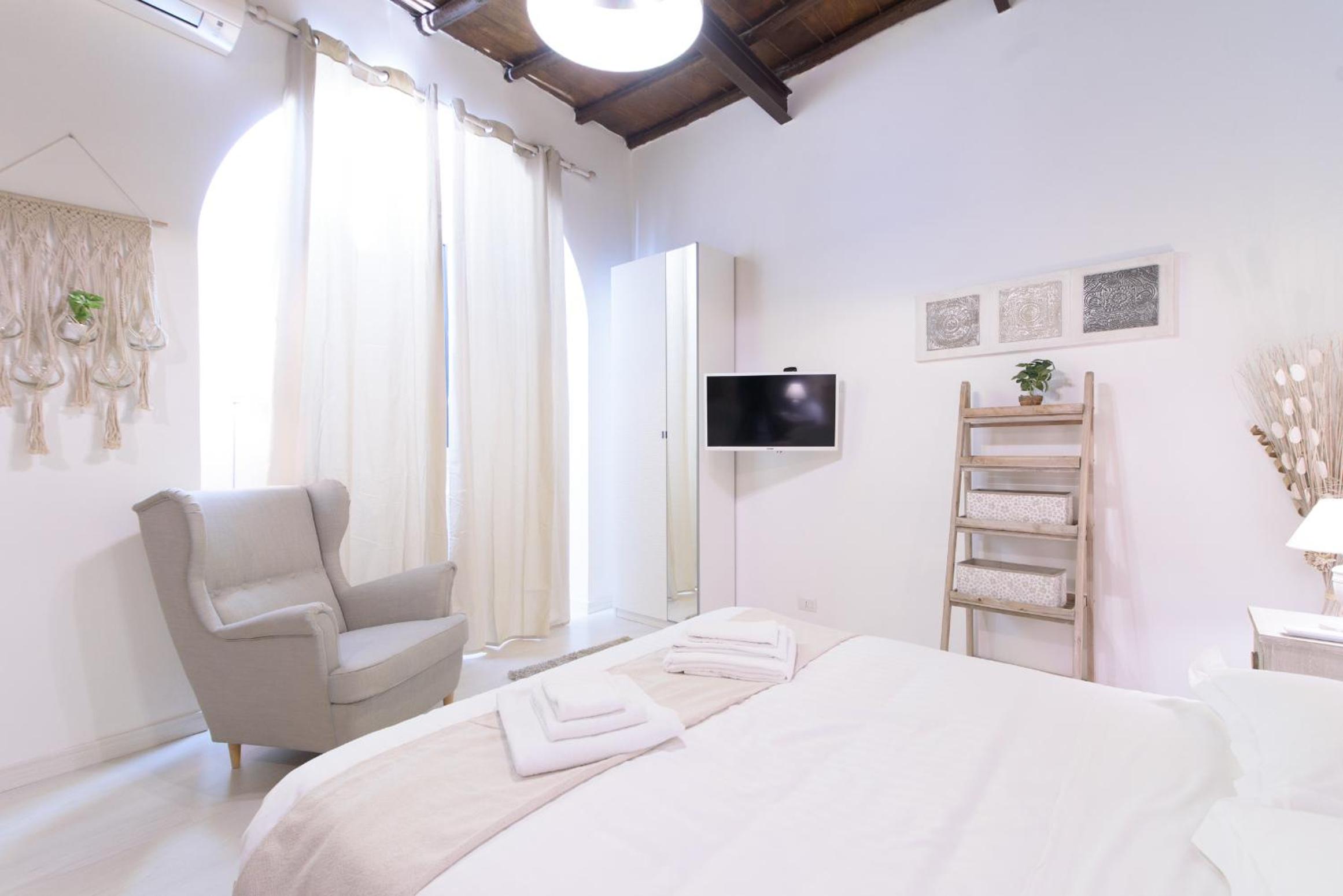 White Ostilia Apartments