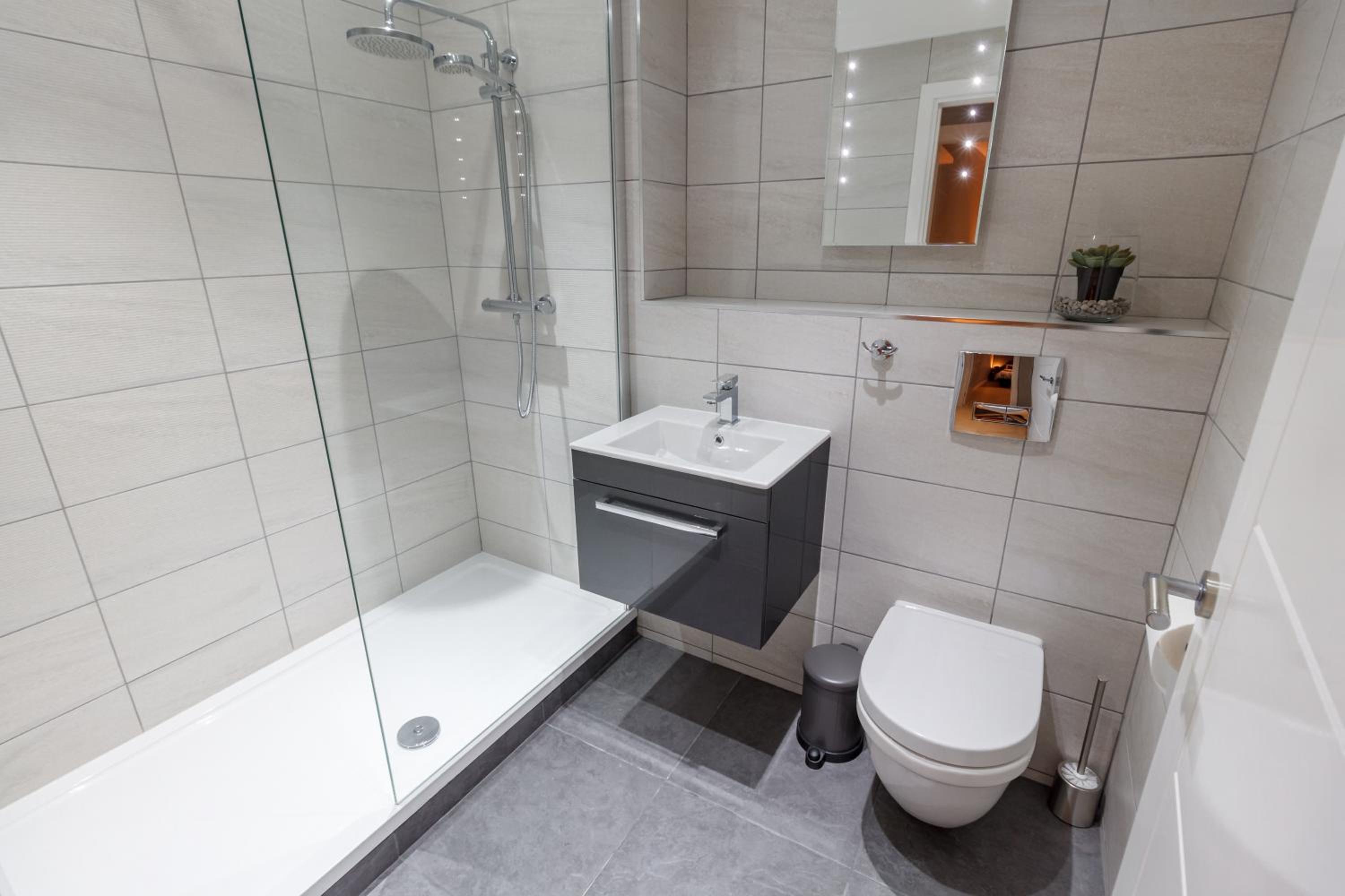 Centrally located apartment in Duke Street- free parking- two bathrooms view 5