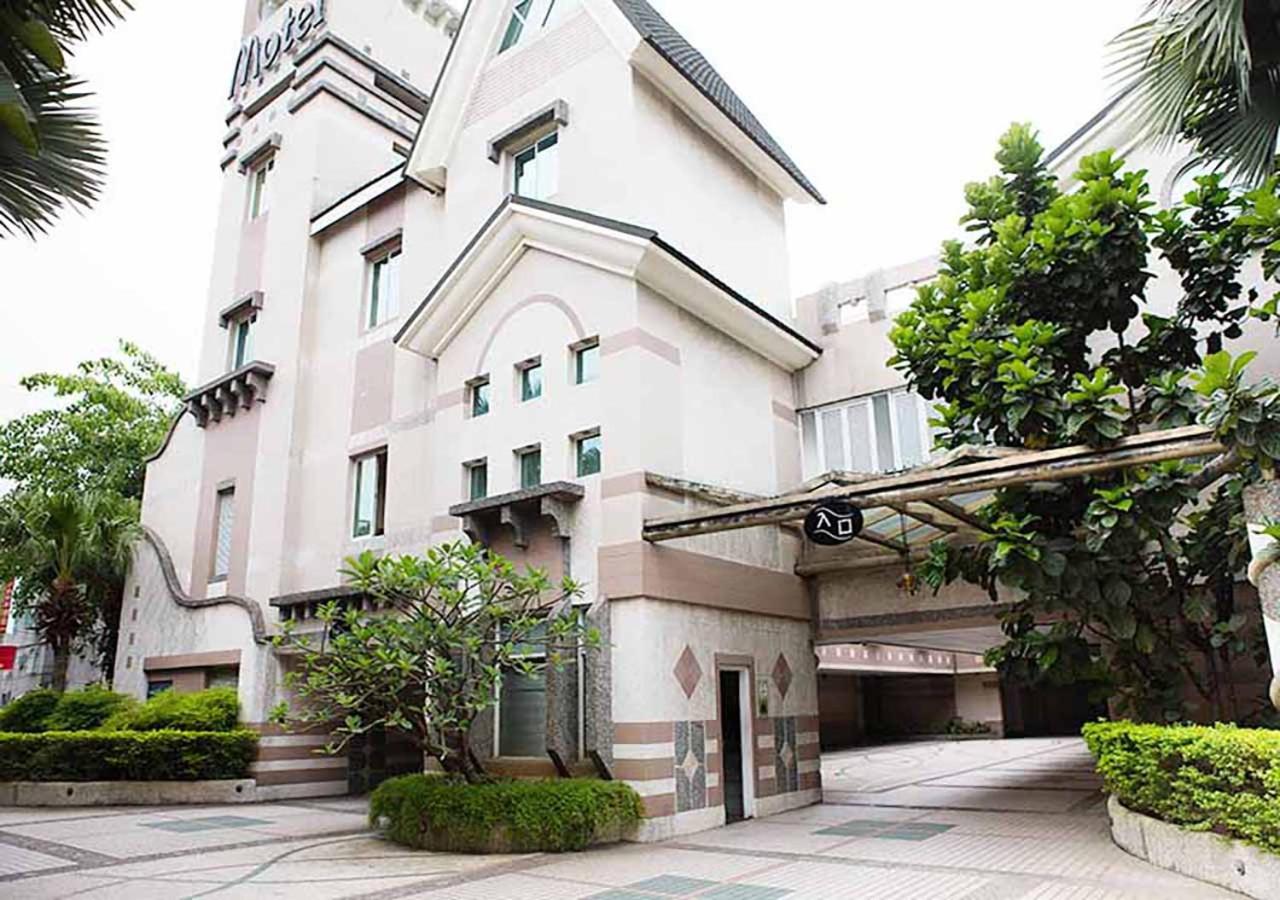 Royal Group Motel Chien Kuo Branch view 4