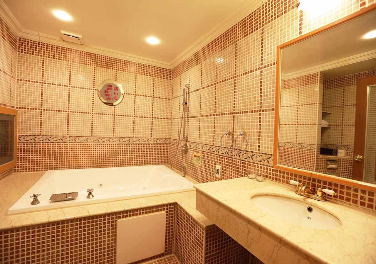 Royal Group Motel Tainan Branch view 4
