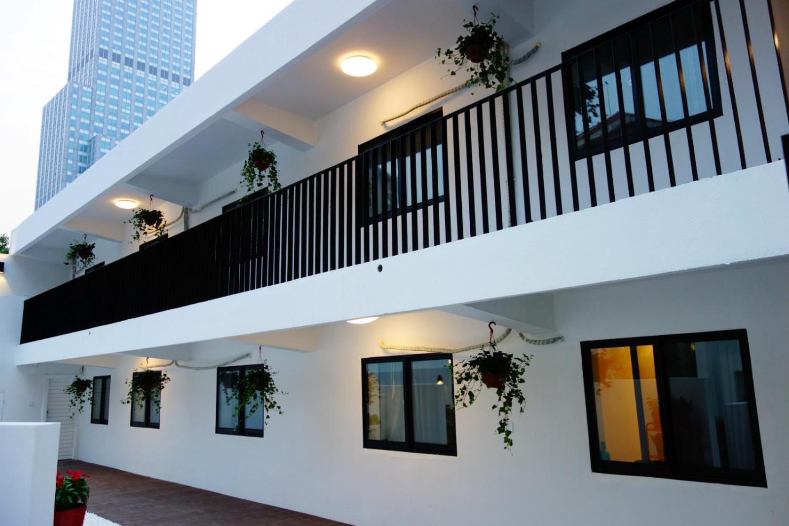 Hidden Garden Youth Hostel -Oriental Pearl &Lujiazui -Garden Social Area -Bar -Café -Free Laundry Luggage Storage -24H Front Desk -English Service