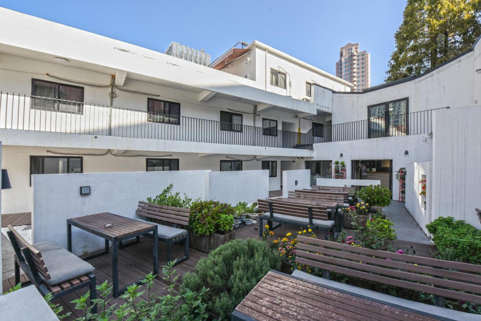 Hidden Garden Youth Hostel -Oriental Pearl &Lujiazui -Garden Social Area -Bar -Café -Free Laundry Luggage Storage -24H Front Desk -English Service