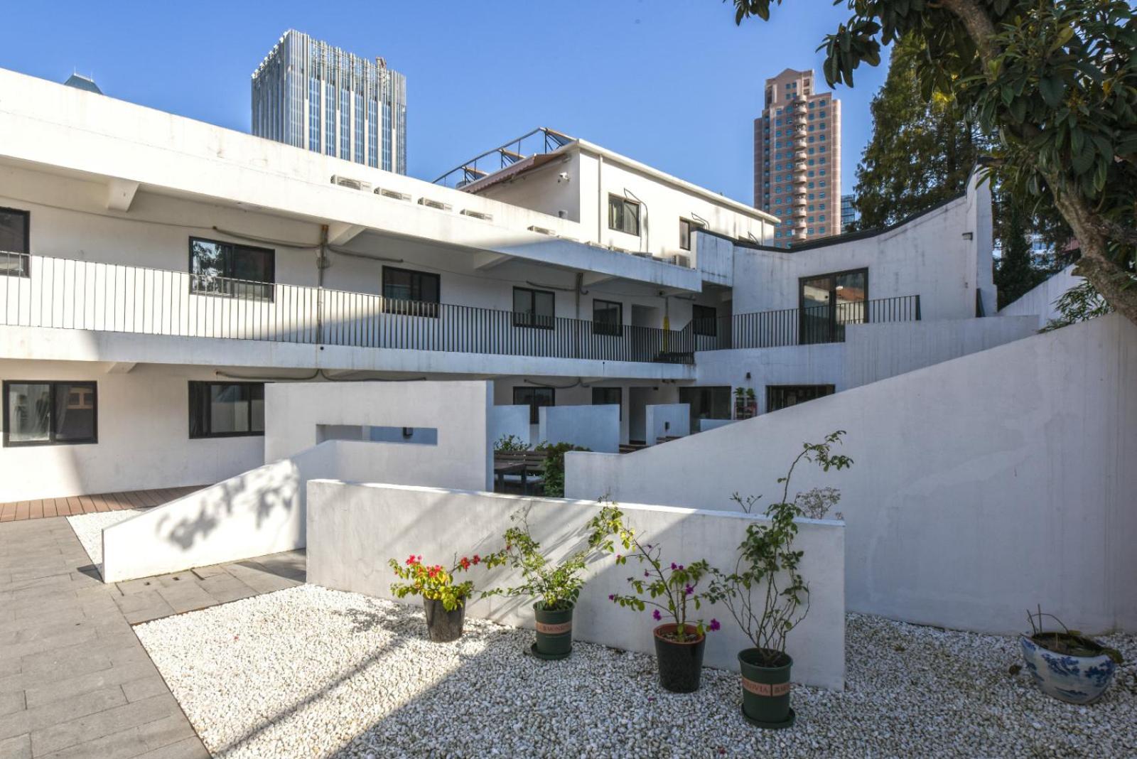 Hidden Garden Youth Hostel -Oriental Pearl &Lujiazui -Garden Social Area -Bar -Café -Free Laundry Luggage Storage -24H Front Desk -English Service