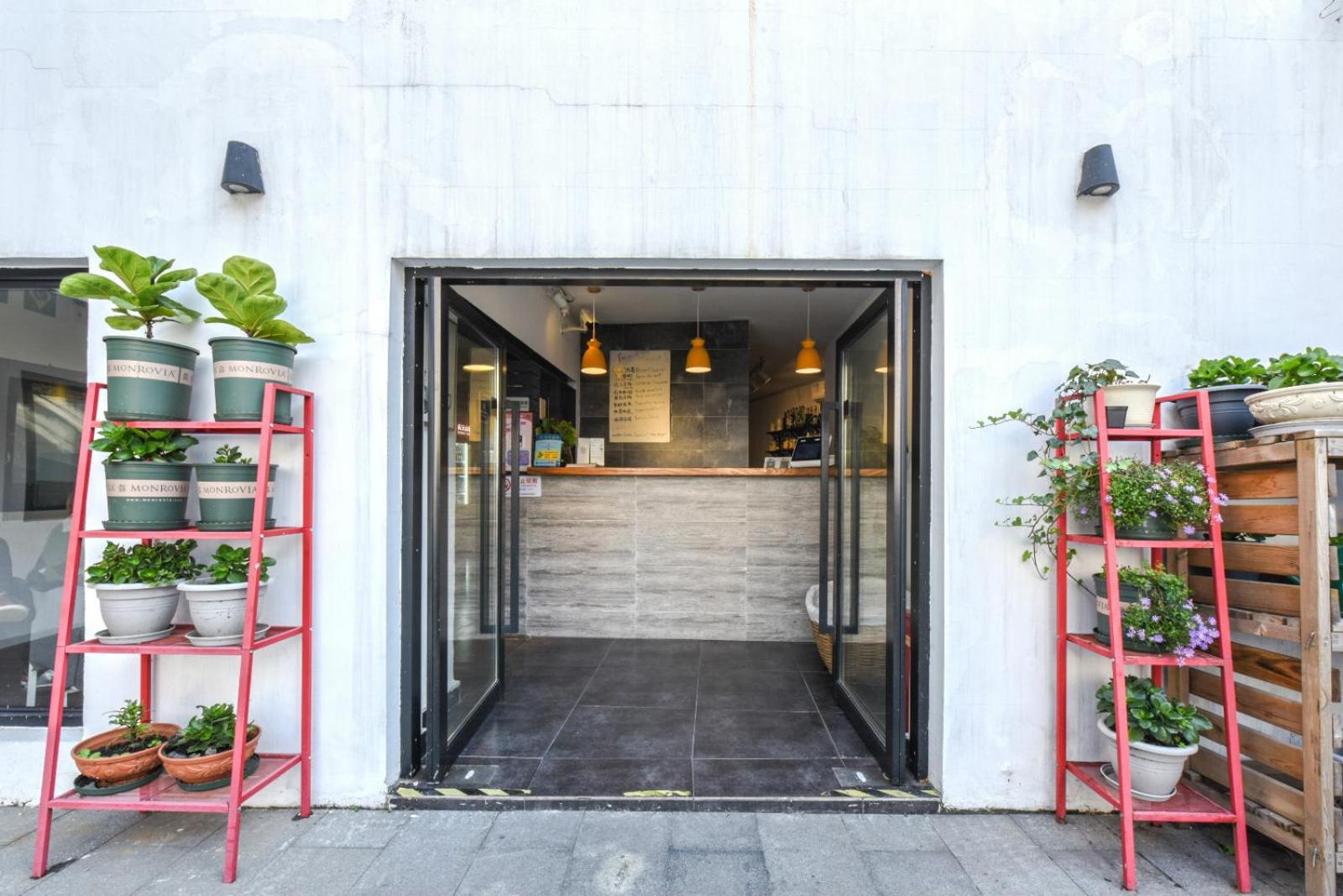 Hidden Garden Youth Hostel -Oriental Pearl &Lujiazui -Garden Social Area -Bar -Café -Free Laundry Luggage Storage -24H Front Desk -English Service