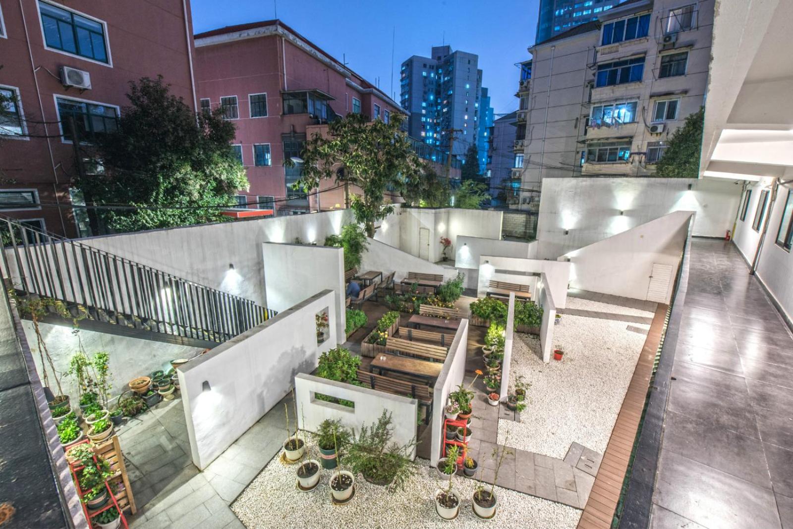Hidden Garden Youth Hostel -Oriental Pearl &Lujiazui -Garden Social Area -Bar -Café -Free Laundry Luggage Storage -24H Front Desk -English Service