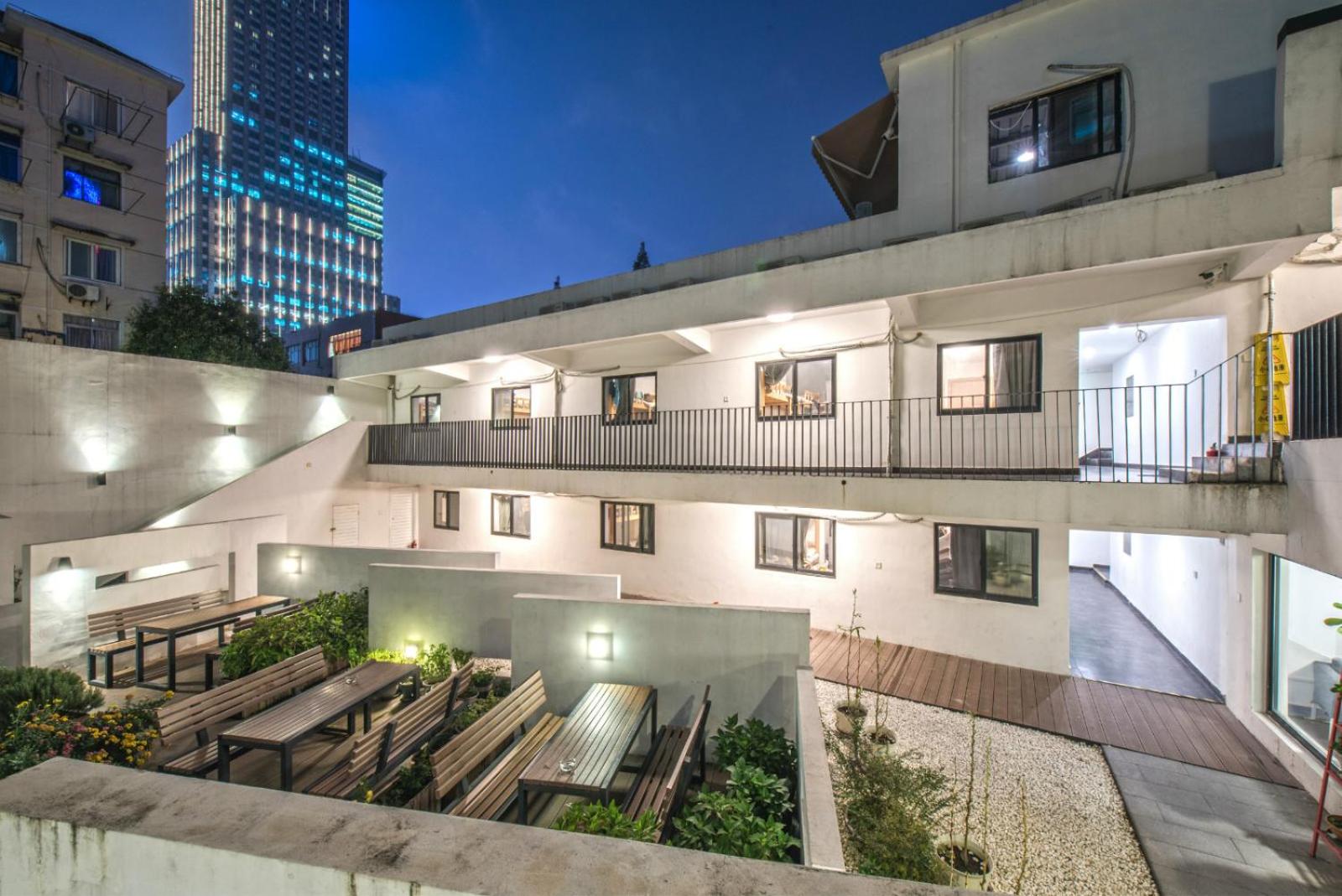 Hidden Garden Youth Hostel -Oriental Pearl &Lujiazui -Garden Social Area -Bar -Café -Free Laundry Luggage Storage -24H Front Desk -English Service