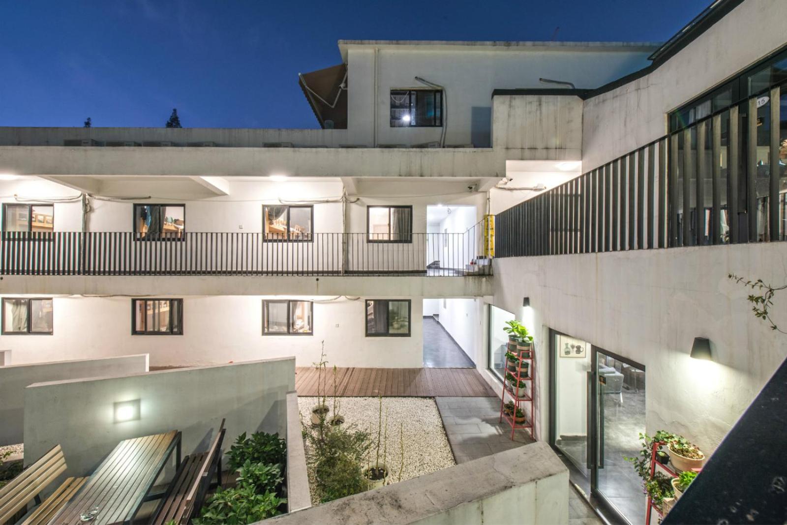 Hidden Garden Youth Hostel -Oriental Pearl &Lujiazui -Garden Social Area -Bar -Café -Free Laundry Luggage Storage -24H Front Desk -English Service