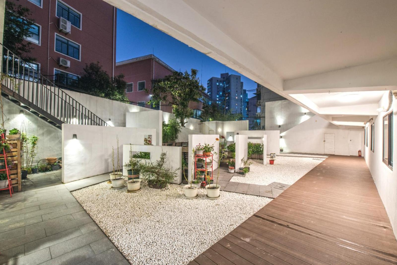 Hidden Garden Youth Hostel -Oriental Pearl &Lujiazui -Garden Social Area -Bar -Café -Free Laundry Luggage Storage -24H Front Desk -English Service