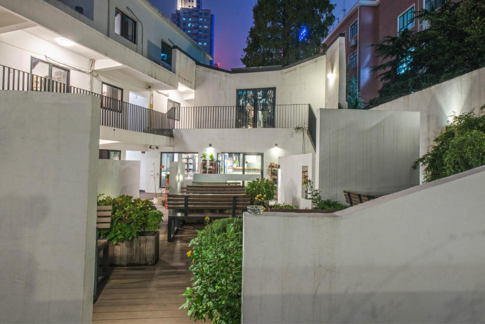 Hidden Garden Youth Hostel -Oriental Pearl &Lujiazui -Garden Social Area -Bar -Café -Free Laundry Luggage Storage -24H Front Desk -English Service