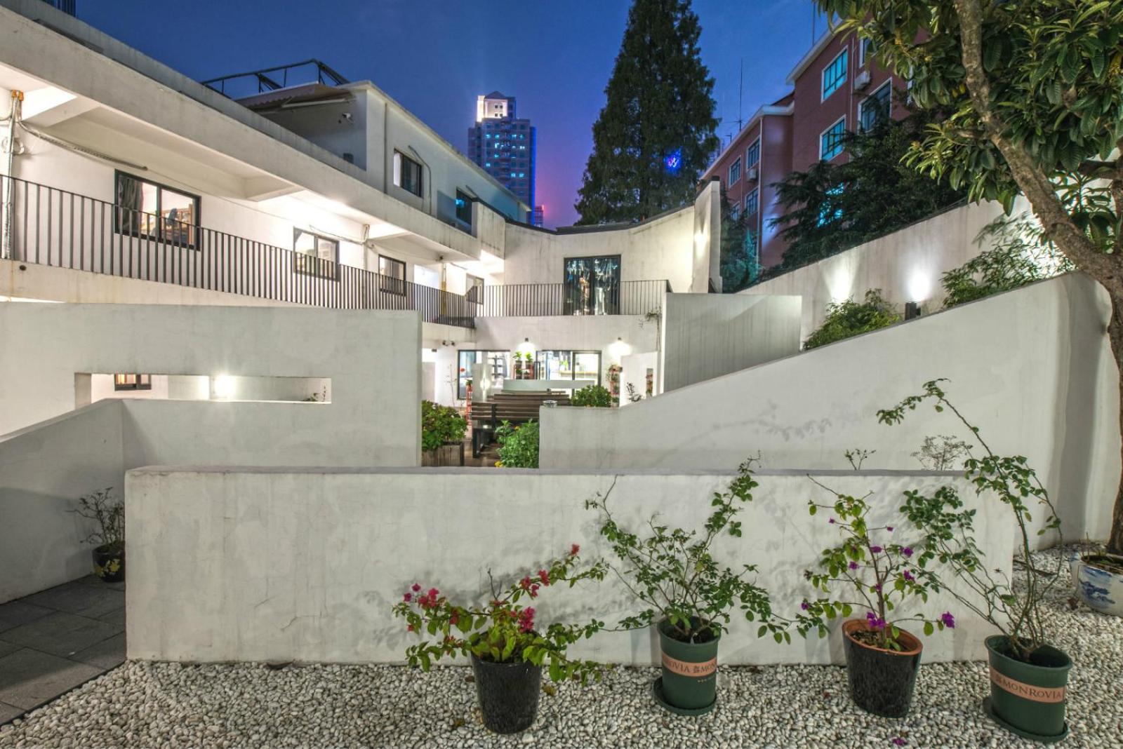 Hidden Garden Youth Hostel -Oriental Pearl &Lujiazui -Garden Social Area -Bar -Café -Free Laundry Luggage Storage -24H Front Desk -English Service