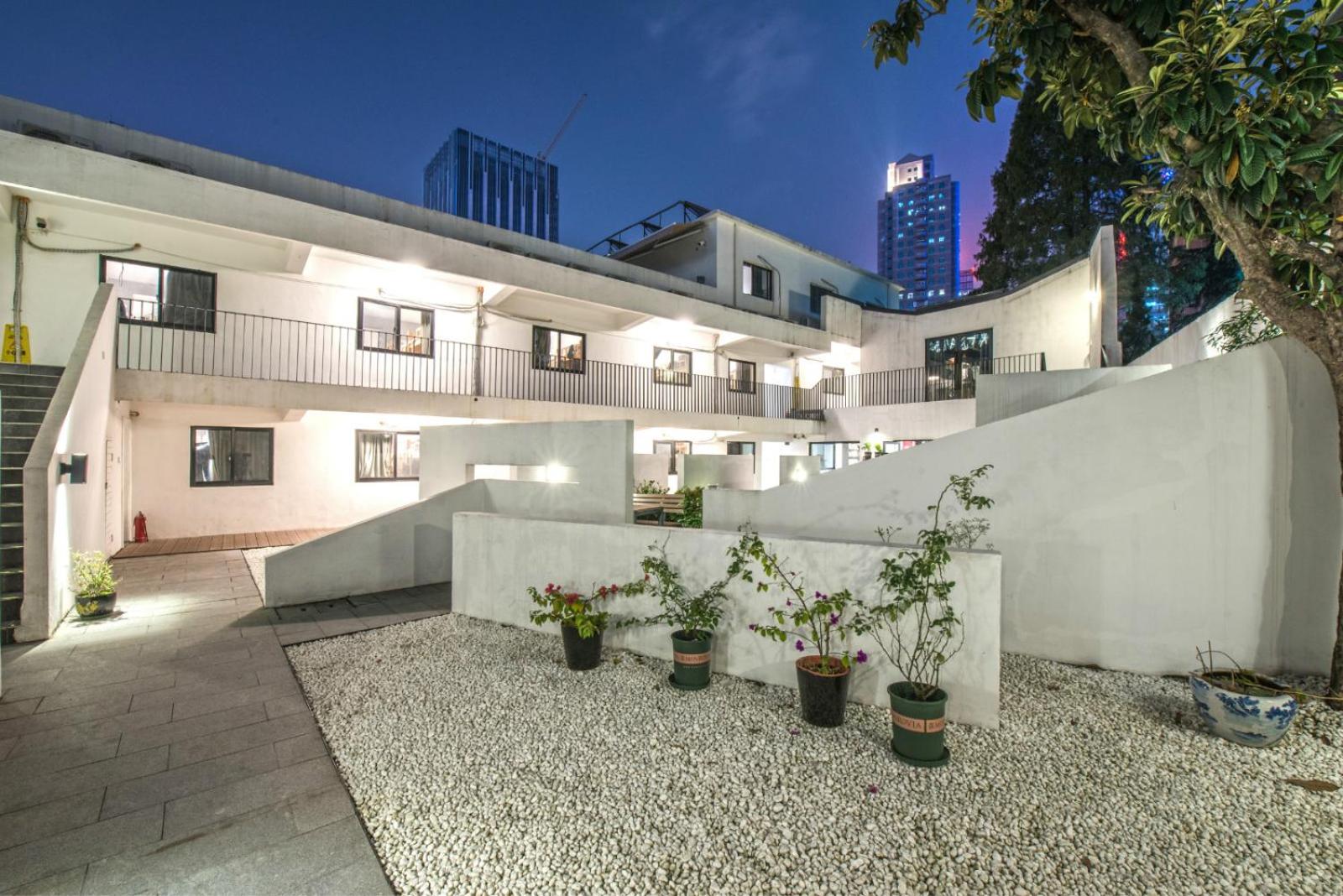 Hidden Garden Youth Hostel -Oriental Pearl &Lujiazui -Garden Social Area -Bar -Café -Free Laundry Luggage Storage -24H Front Desk -English Service