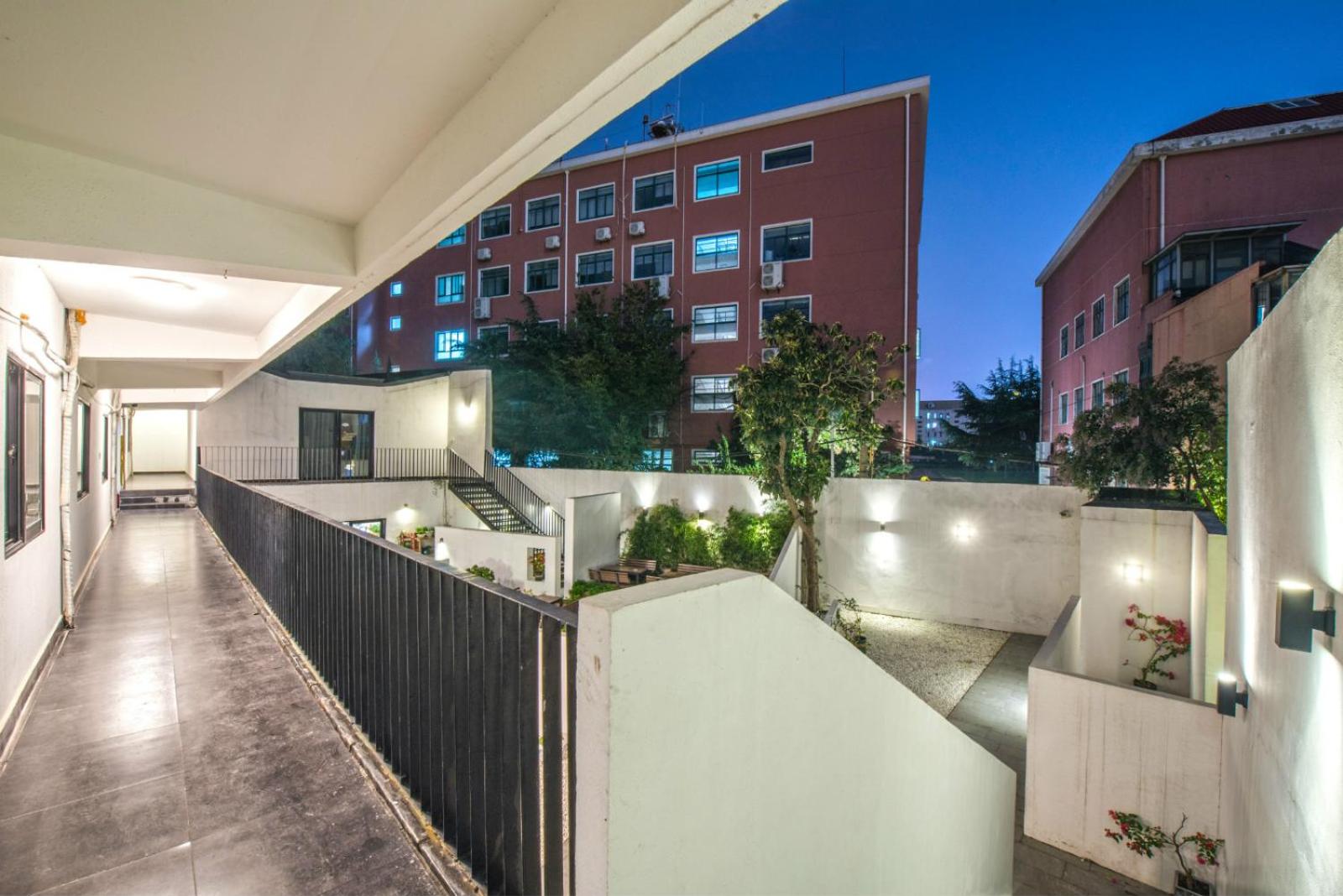 Hidden Garden Youth Hostel -Oriental Pearl &Lujiazui -Garden Social Area -Bar -Café -Free Laundry Luggage Storage -24H Front Desk -English Service