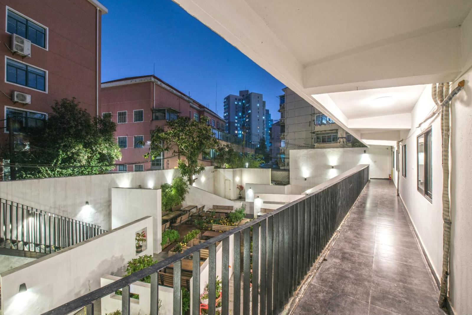 Hidden Garden Youth Hostel -Oriental Pearl &Lujiazui -Garden Social Area -Bar -Café -Free Laundry Luggage Storage -24H Front Desk -English Service