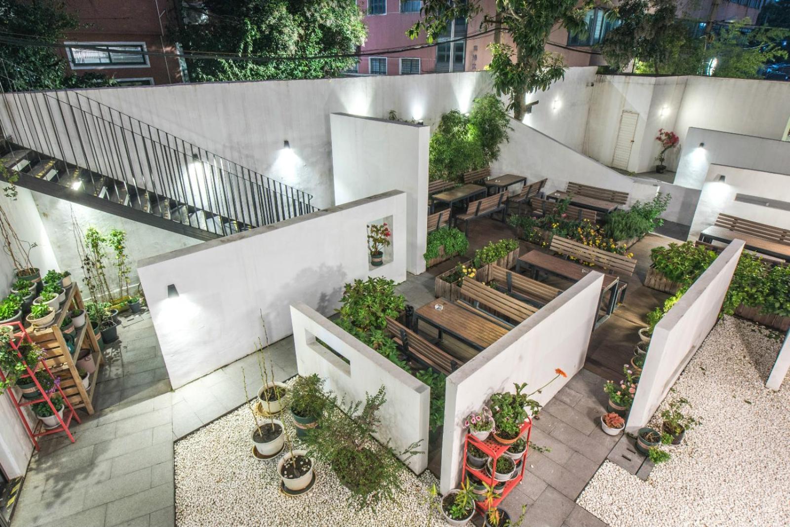 Hidden Garden Youth Hostel -Oriental Pearl &Lujiazui -Garden Social Area -Bar -Café -Free Laundry Luggage Storage -24H Front Desk -English Service