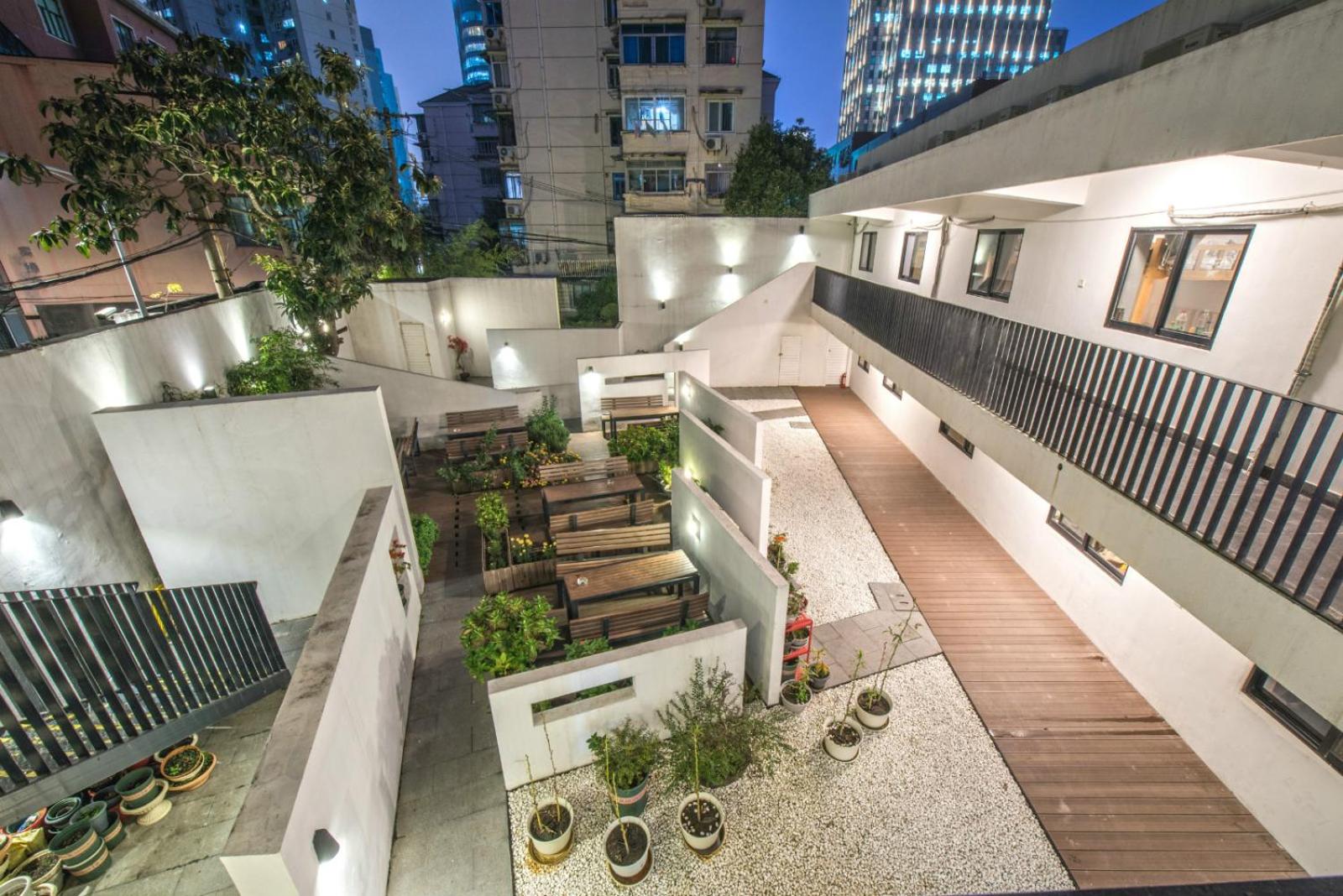 Hidden Garden Youth Hostel -Oriental Pearl &Lujiazui -Garden Social Area -Bar -Café -Free Laundry Luggage Storage -24H Front Desk -English Service