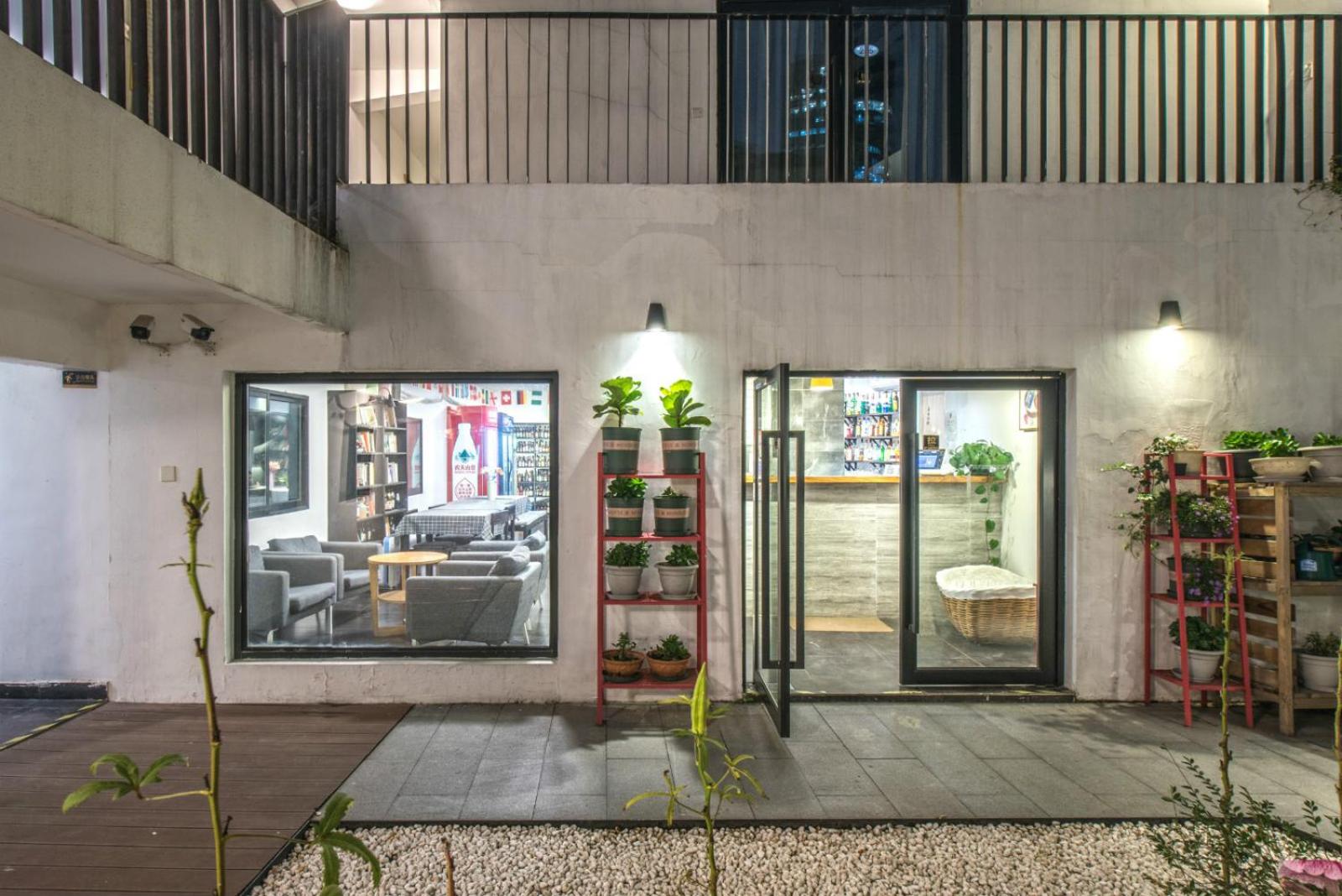Hidden Garden Youth Hostel -Oriental Pearl &Lujiazui -Garden Social Area -Bar -Café -Free Laundry Luggage Storage -24H Front Desk -English Service