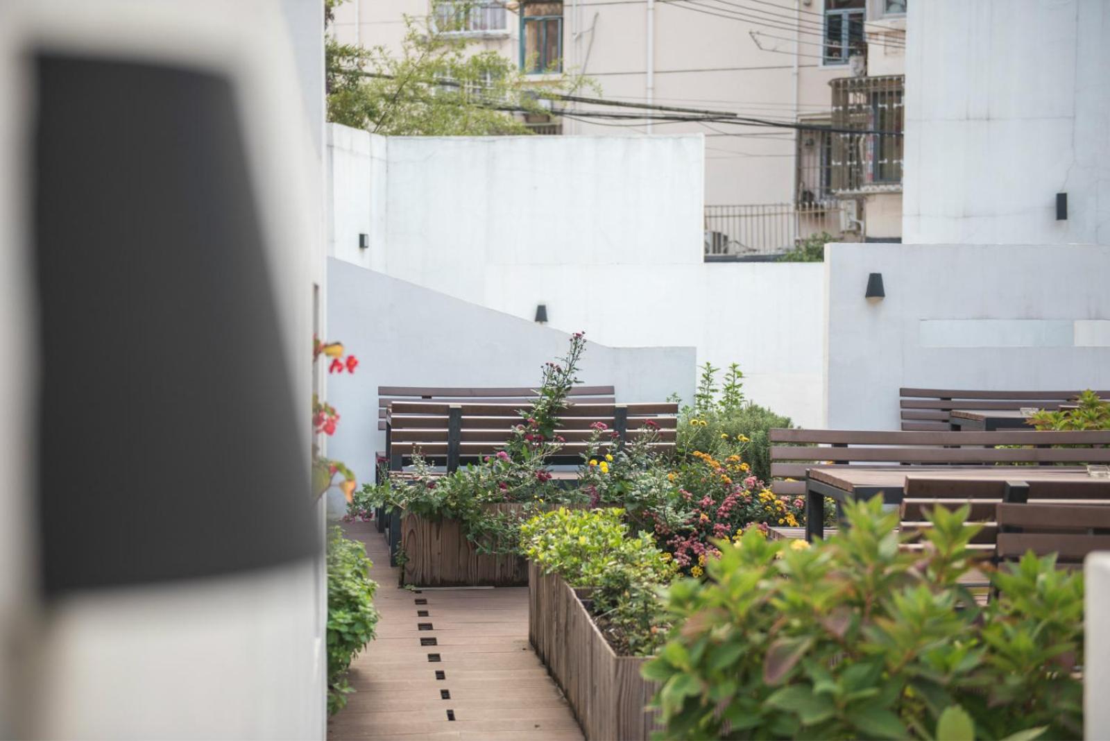 Hidden Garden Youth Hostel -Oriental Pearl &Lujiazui -Garden Social Area -Bar -Café -Free Laundry Luggage Storage -24H Front Desk -English Service