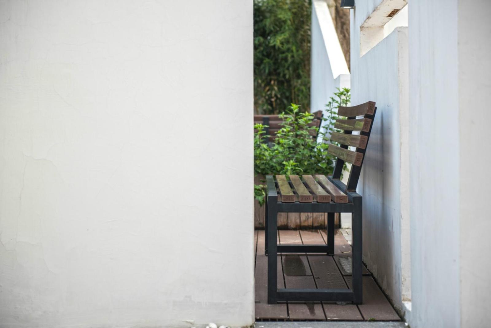 Hidden Garden Youth Hostel -Oriental Pearl &Lujiazui -Garden Social Area -Bar -Café -Free Laundry Luggage Storage -24H Front Desk -English Service